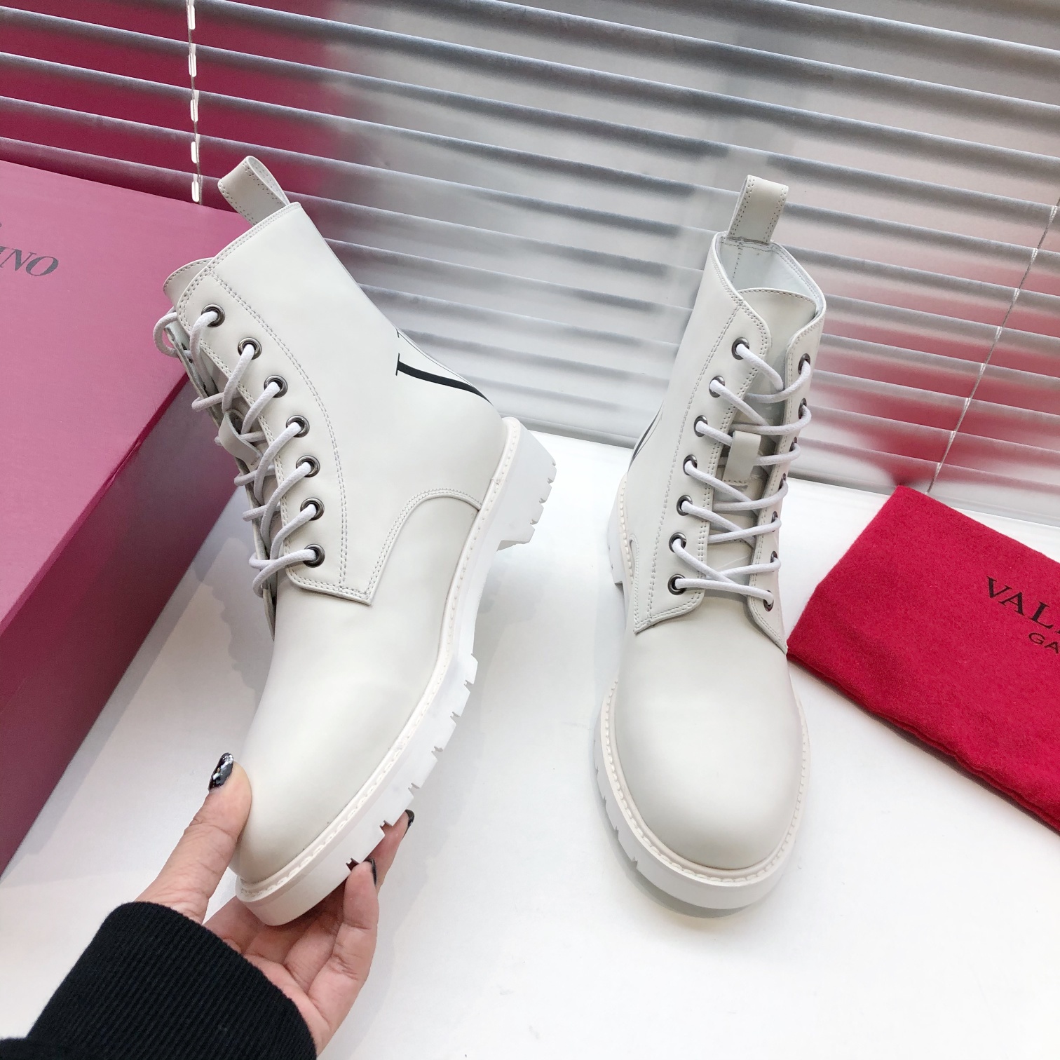 VALENTINO GARAVANI Roman Stud BOOT WOMEN 28 - vstockx