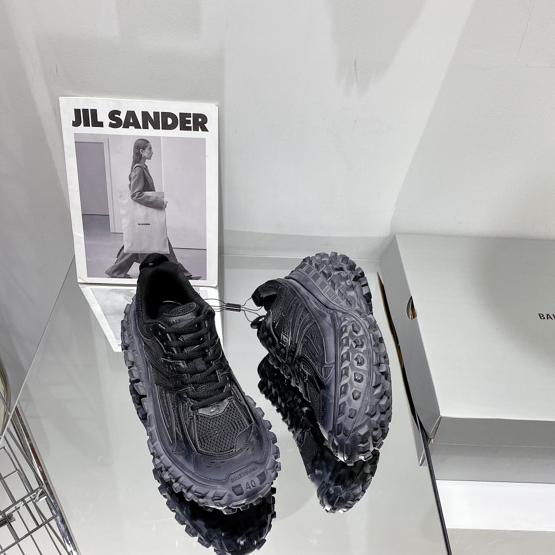 Balenciaga Defender TRAINERS 5 - vstockx