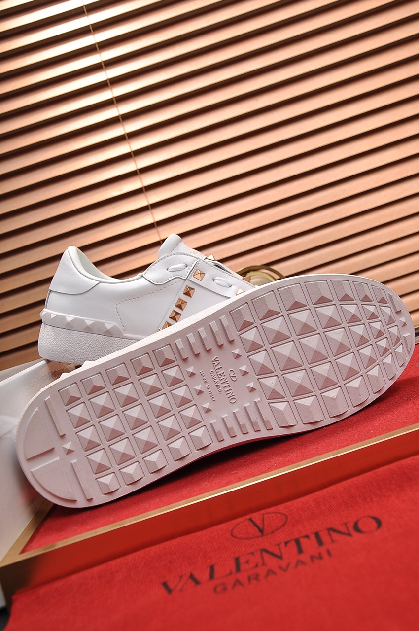 Valentino Garavani Rockstud Untitled calfskin sneaker 24 - vstockx