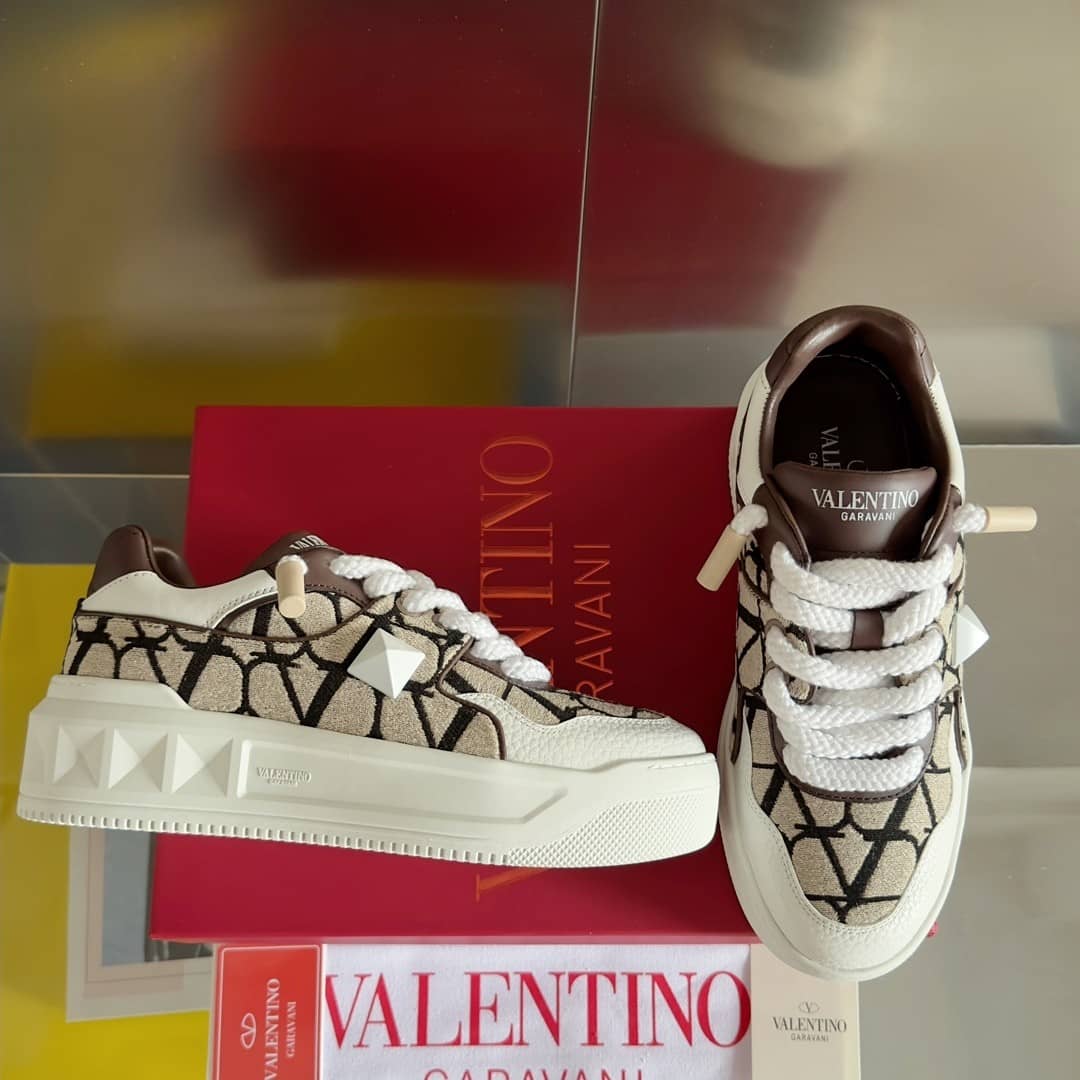 Valentino Garavani Low-Top One Stud XL sneakers - vstockx