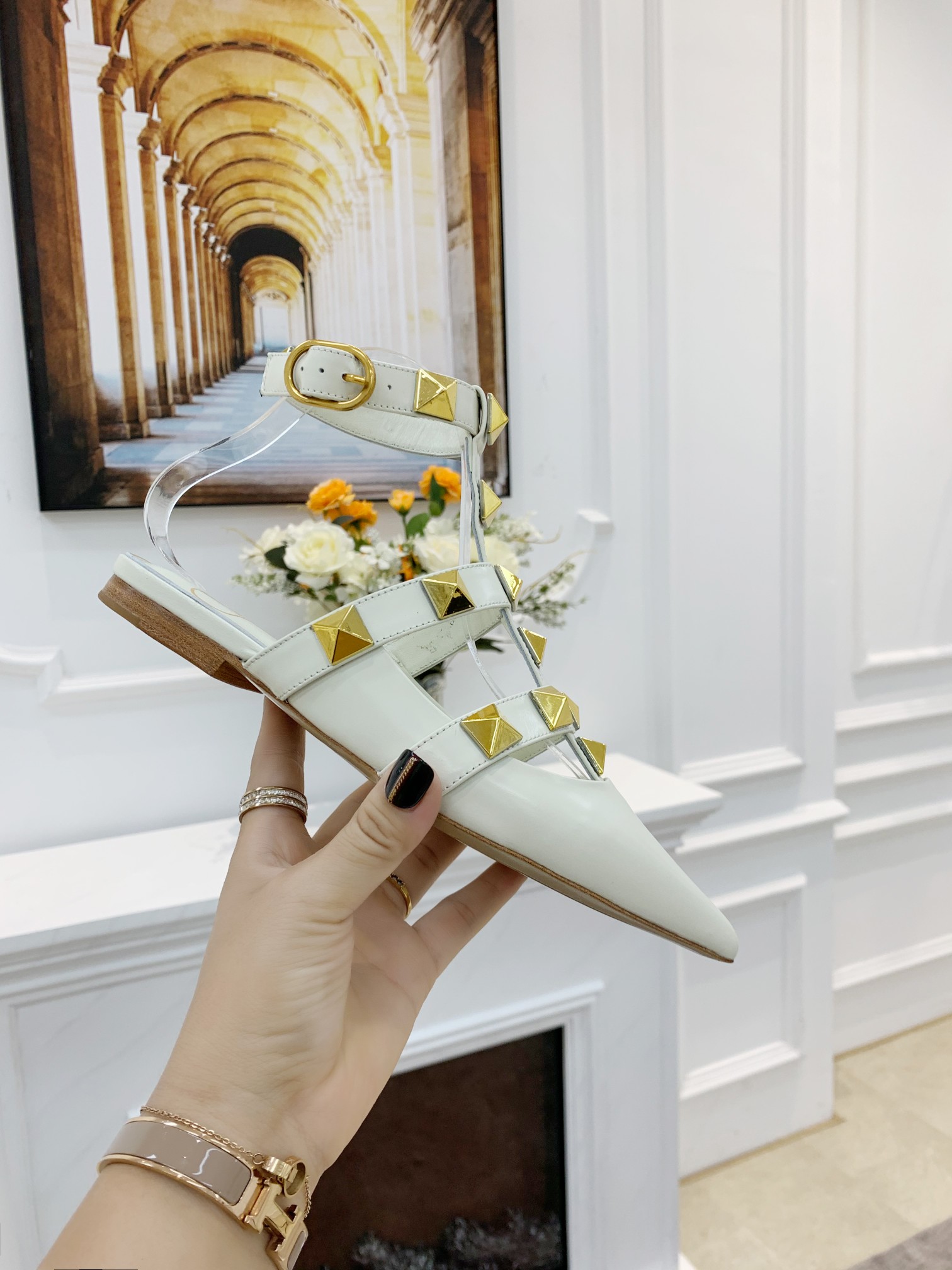 VALENTINO GARAVANI Roman Stud WOMEN 33 - vstockx