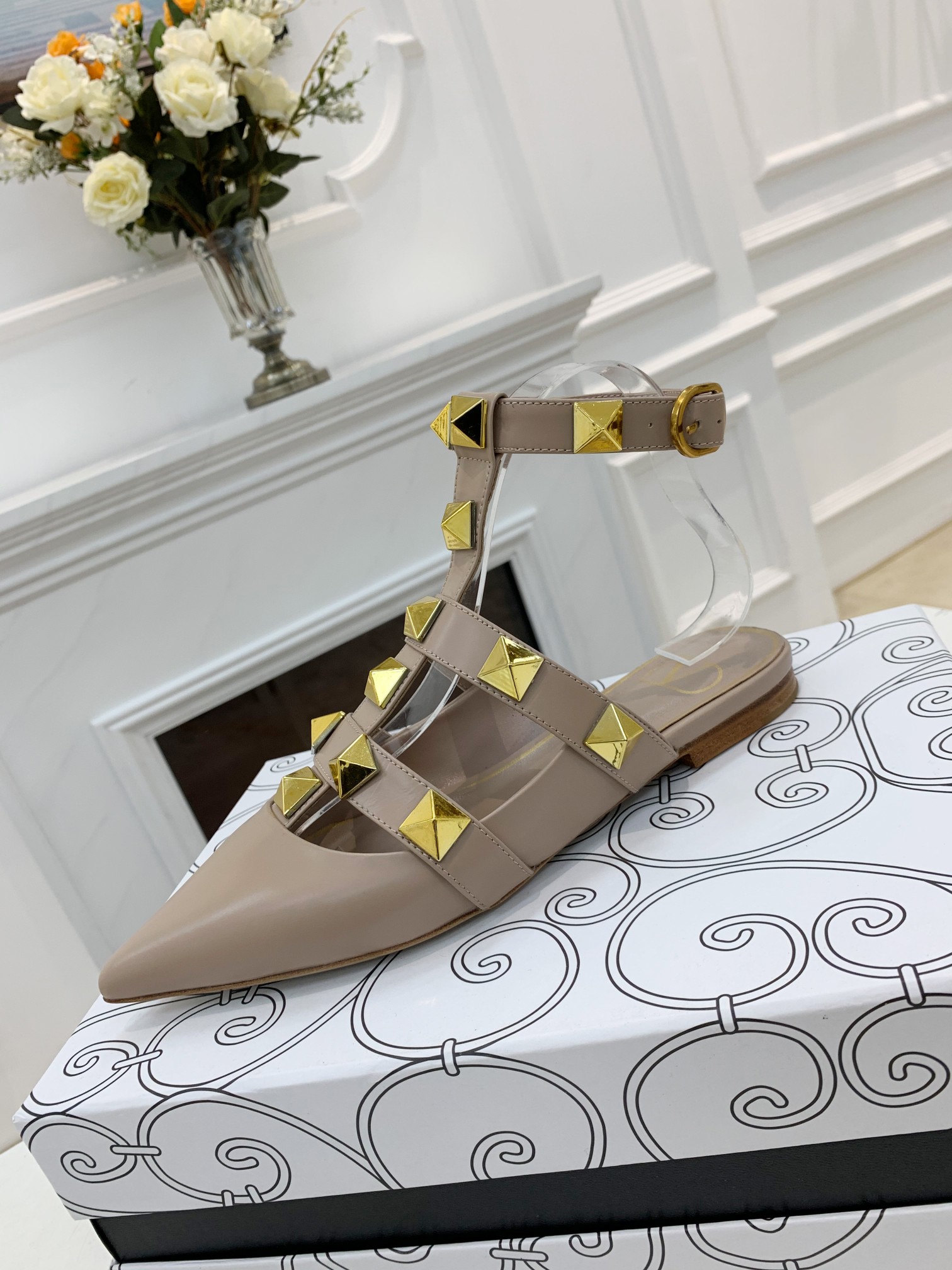 VALENTINO GARAVANI Roman Stud WOMEN 33 - vstockx