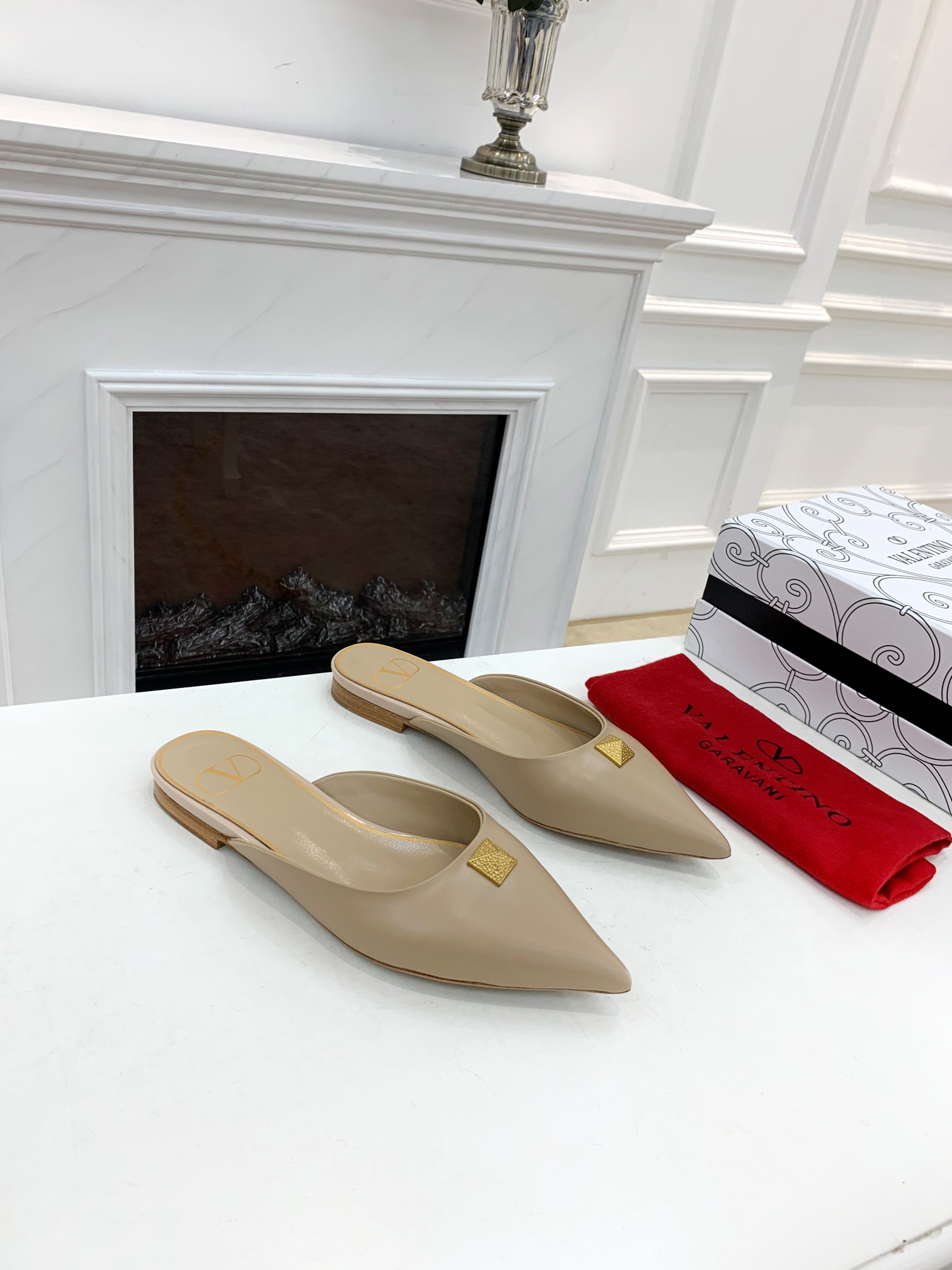 Valentino Garavani Flat sandals Women 17 - vstockx