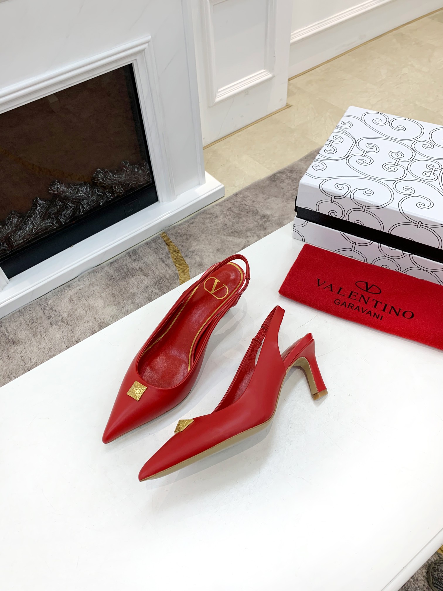 VALENTINO GARAVANI Rockstud WOMEN 37 - vstockx