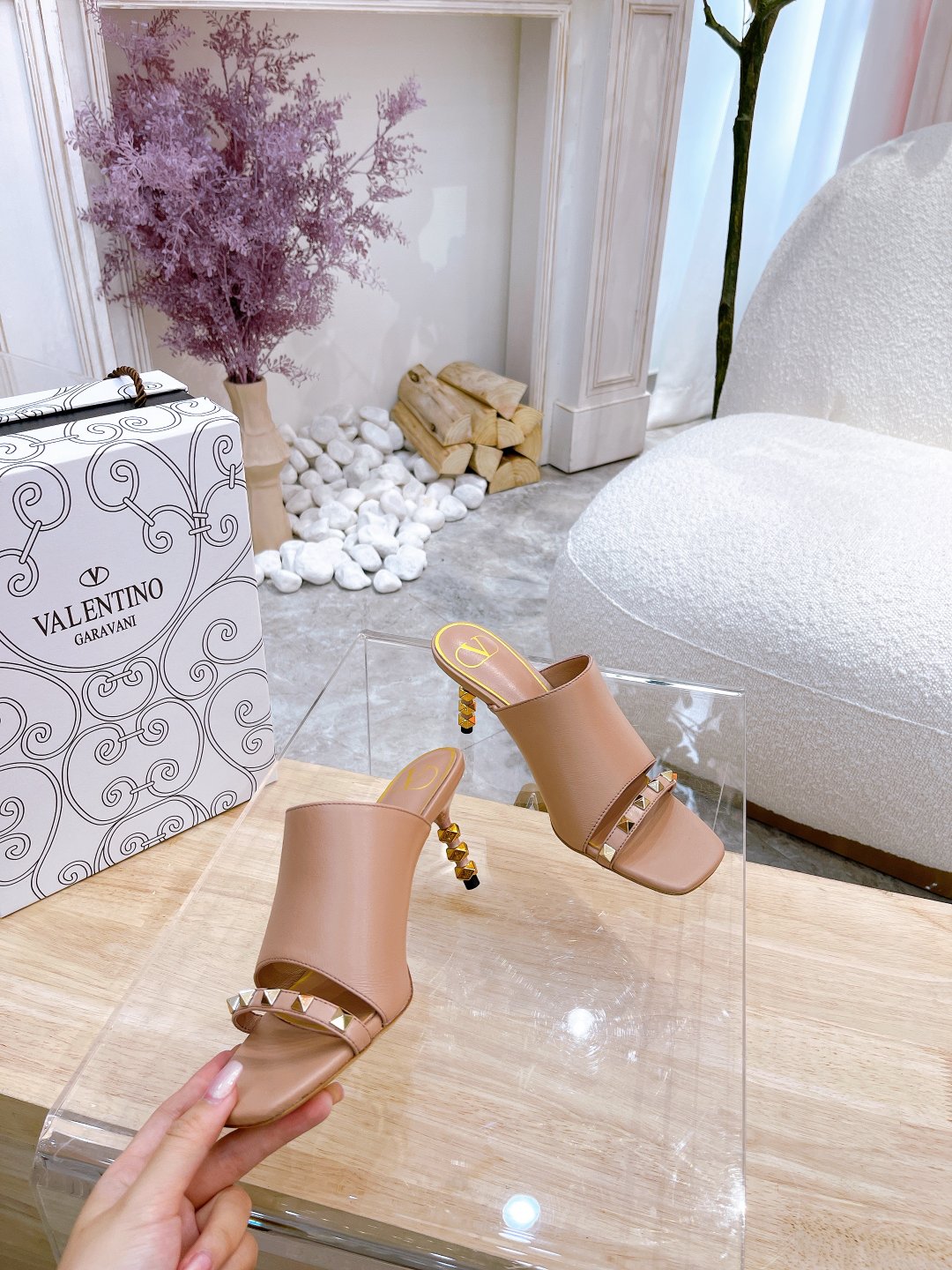 VALENTINO GARAVANI ROMAN STUD WOMEN 11 - vstockx