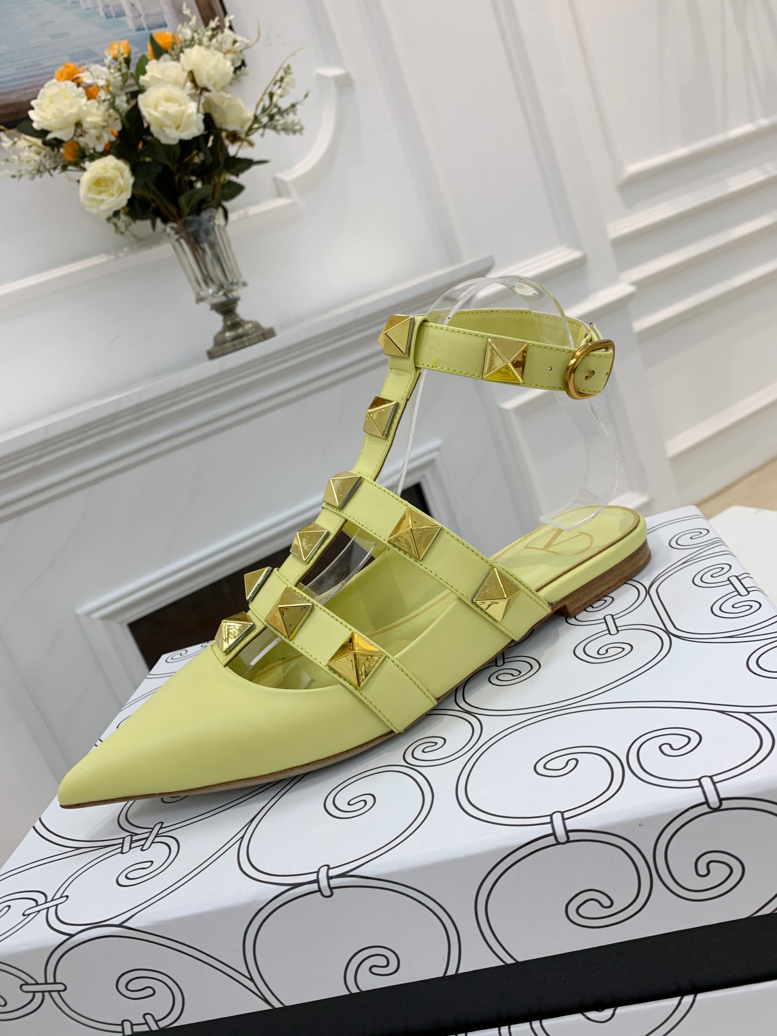 VALENTINO GARAVANI Roman Stud WOMEN 33 - vstockx