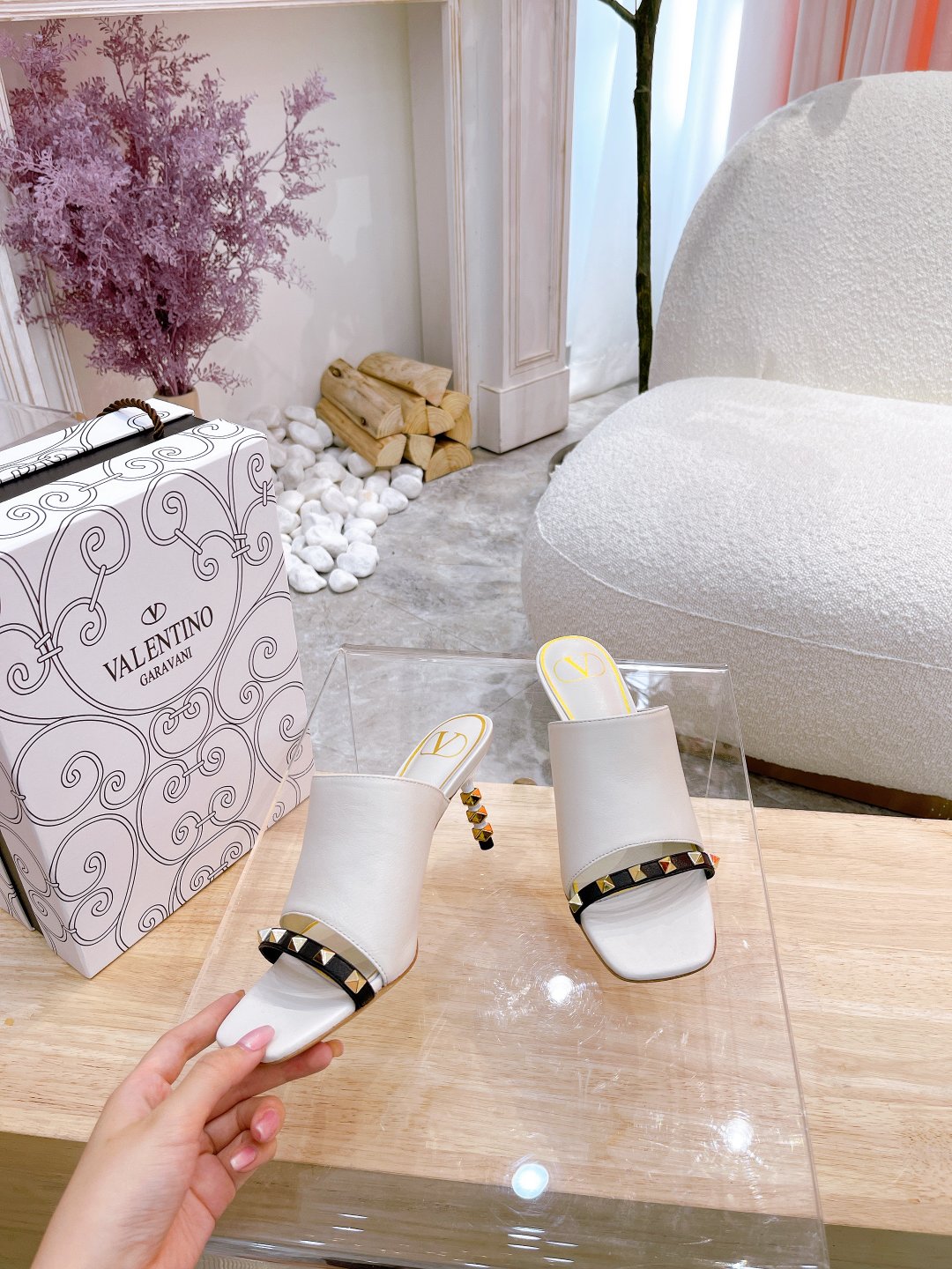 VALENTINO GARAVANI ROMAN STUD WOMEN 11 - vstockx