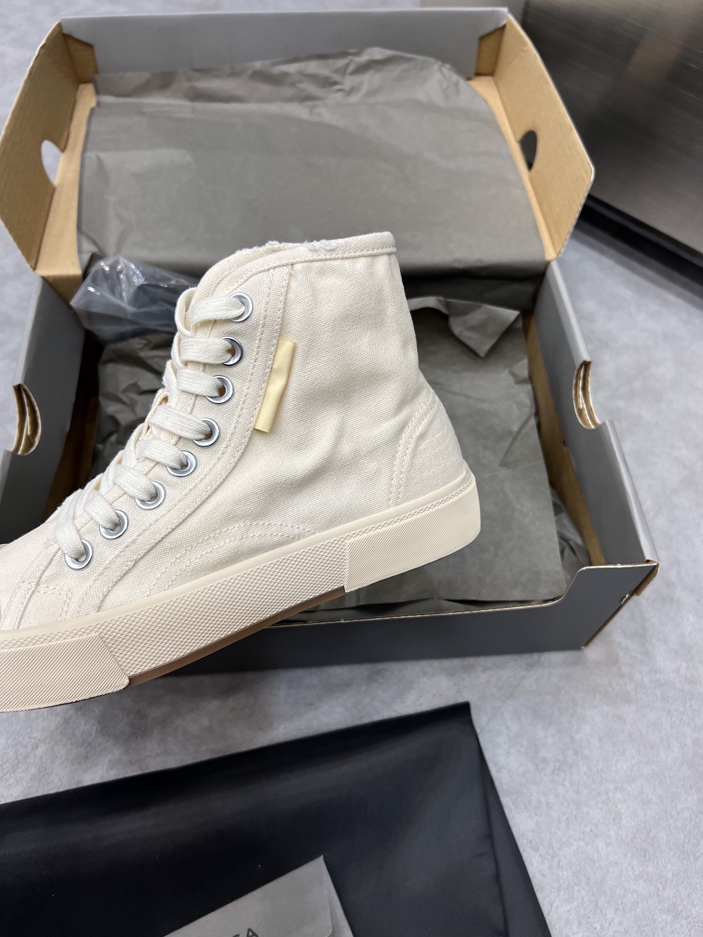 Balenciaga Paris Sneaker 4 - vstockx