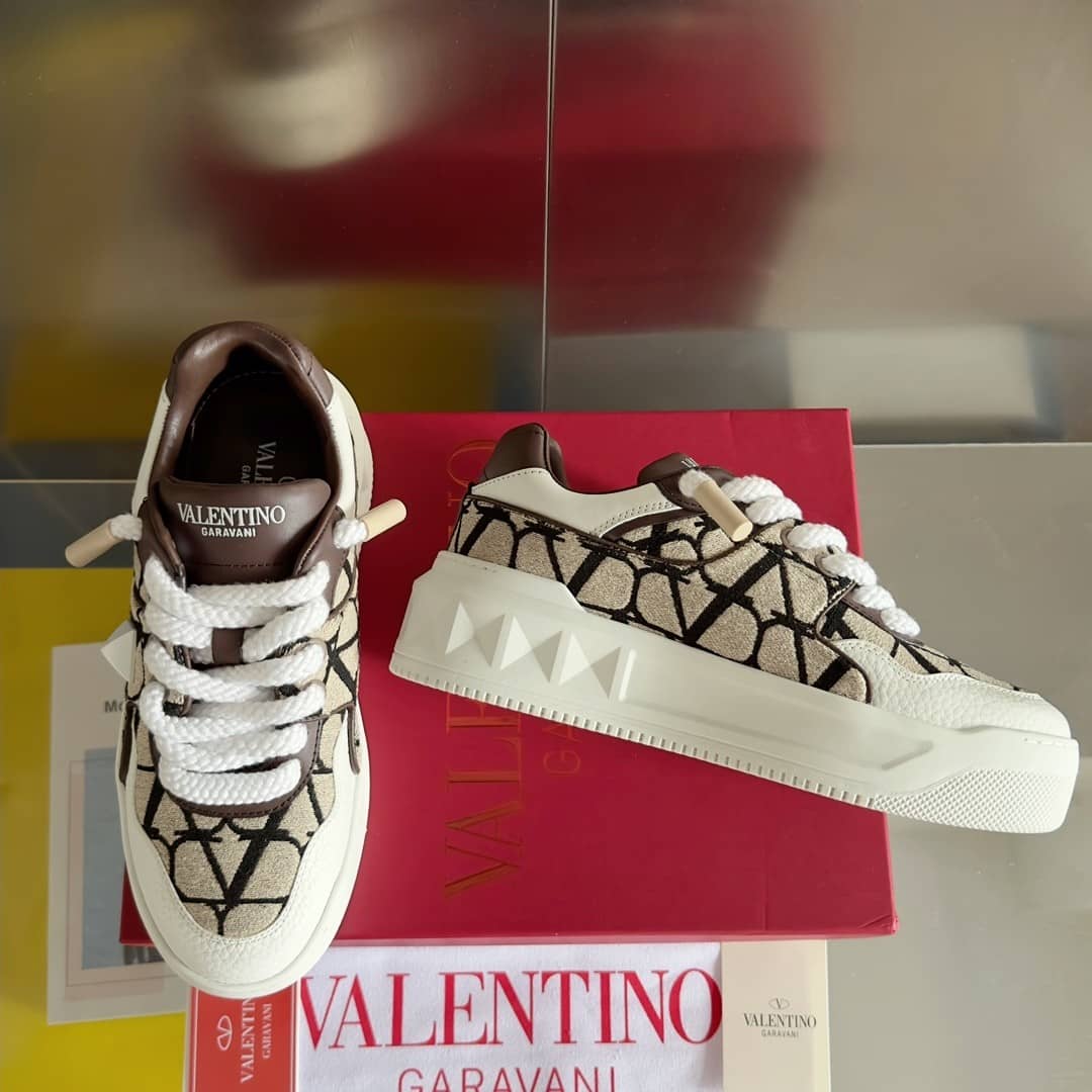 Valentino Garavani Low-Top One Stud XL sneakers - vstockx