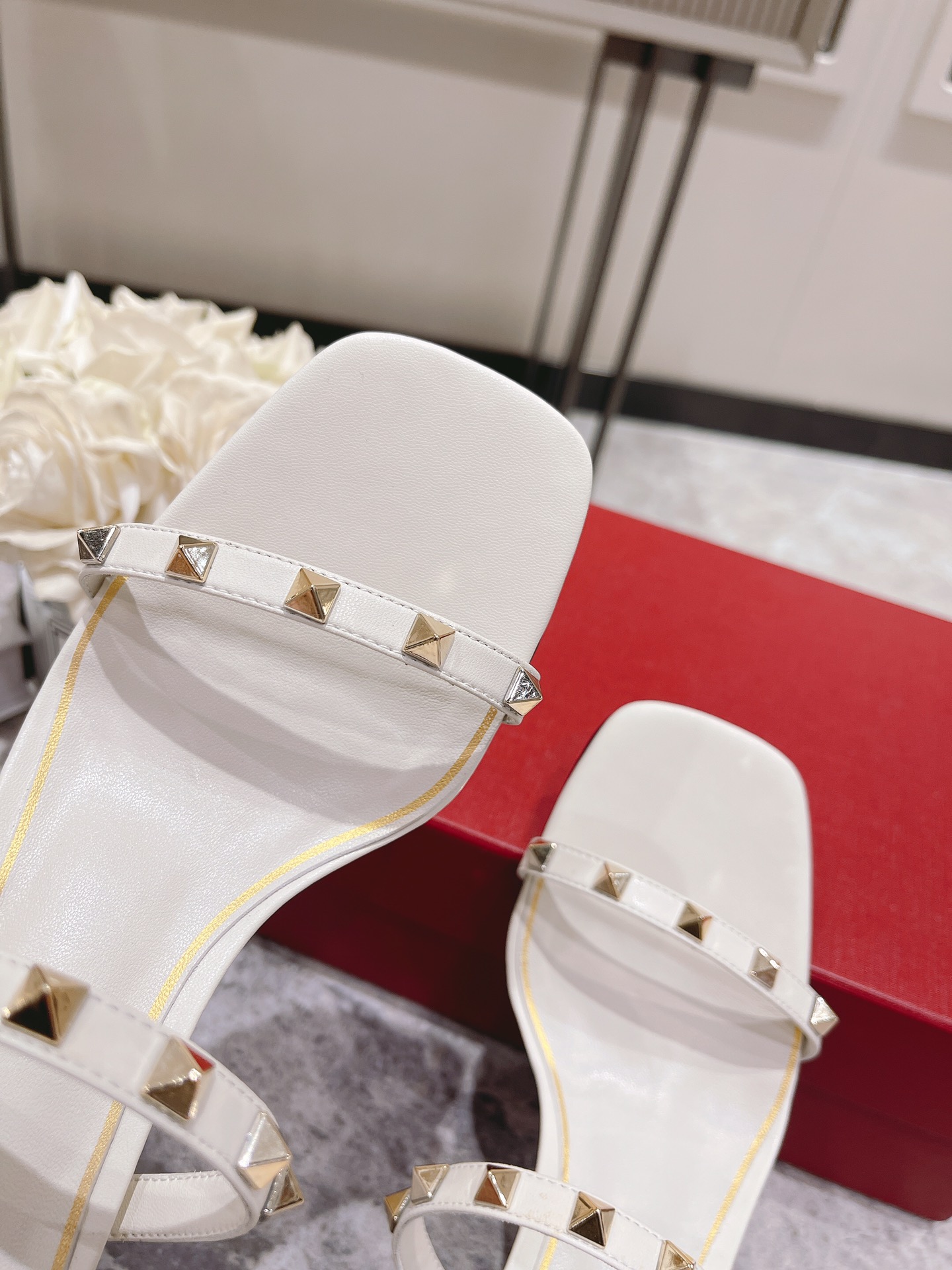 VALENTINO GARAVANI Rockstud WOMEN 3 - vstockx