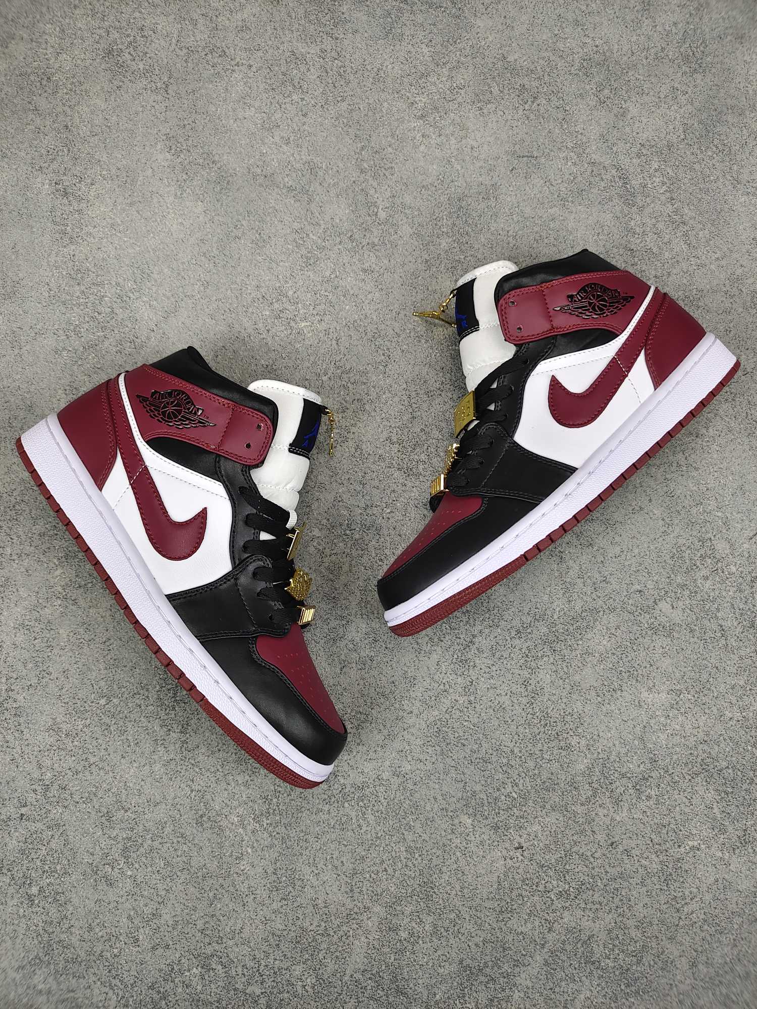 Jordan 1 Mid SE Black Dark Beetroot (W) - vstockx