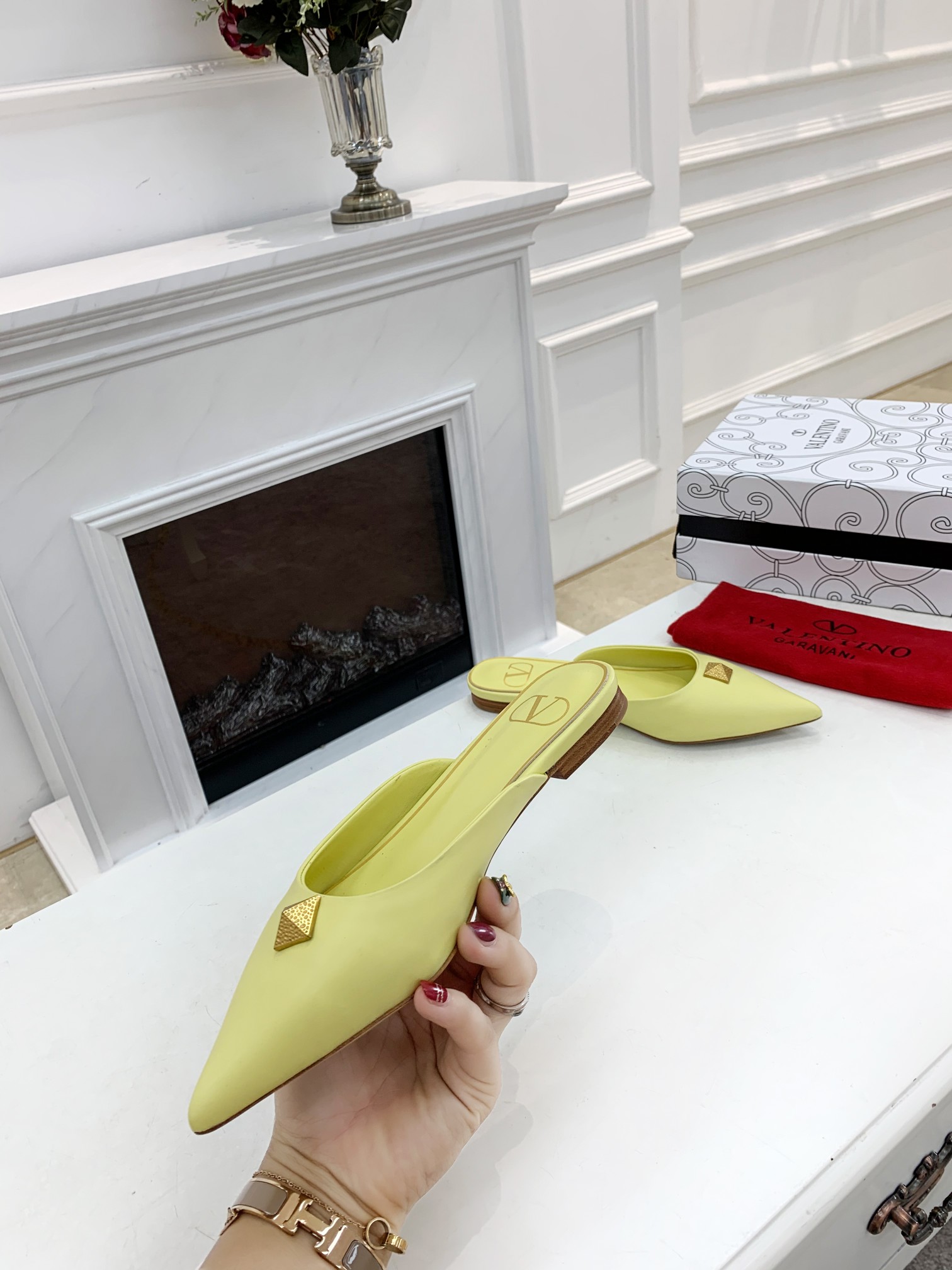 Valentino Garavani Flat sandals Women 16 - vstockx