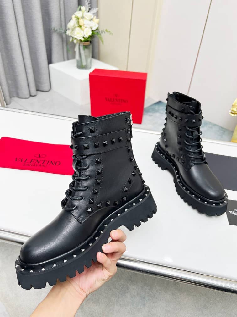 Valentino Garavani Rockstud combat boot in calfskin - vstockx