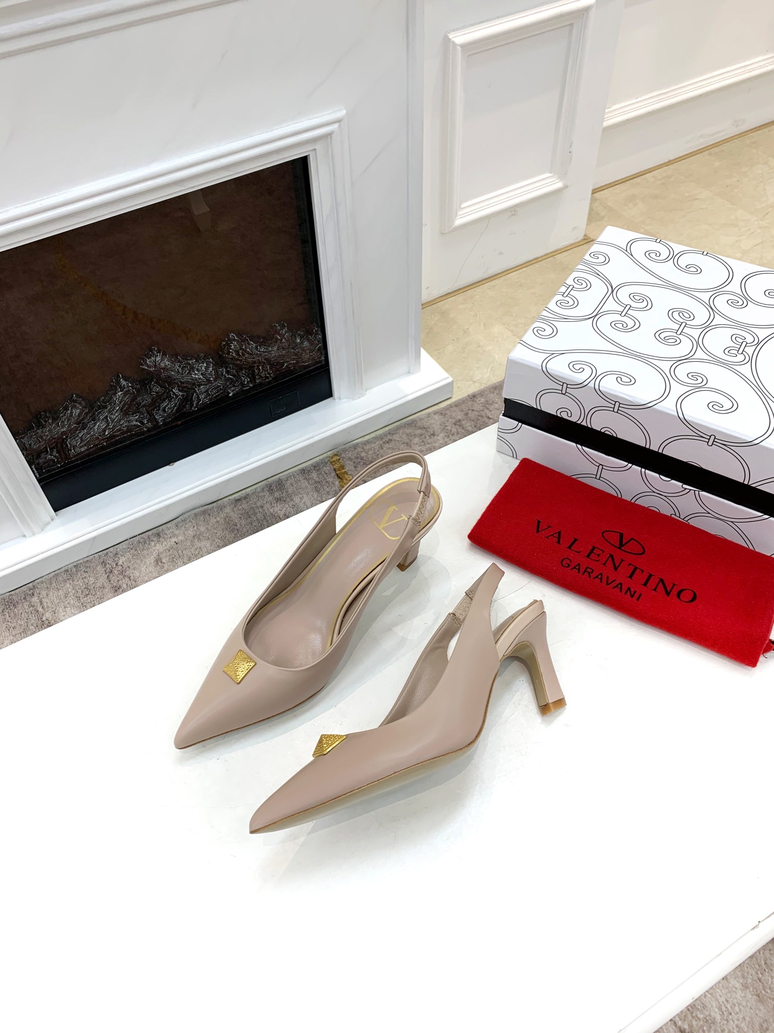 VALENTINO GARAVANI Rockstud WOMEN 37 - vstockx