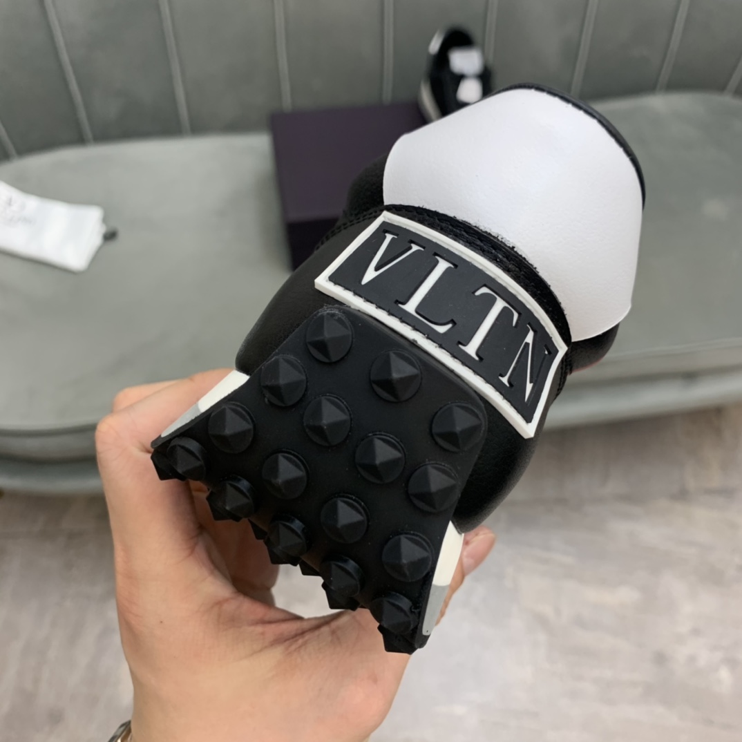 Valentino Garavani Low-top sneakers 4 - vstockx