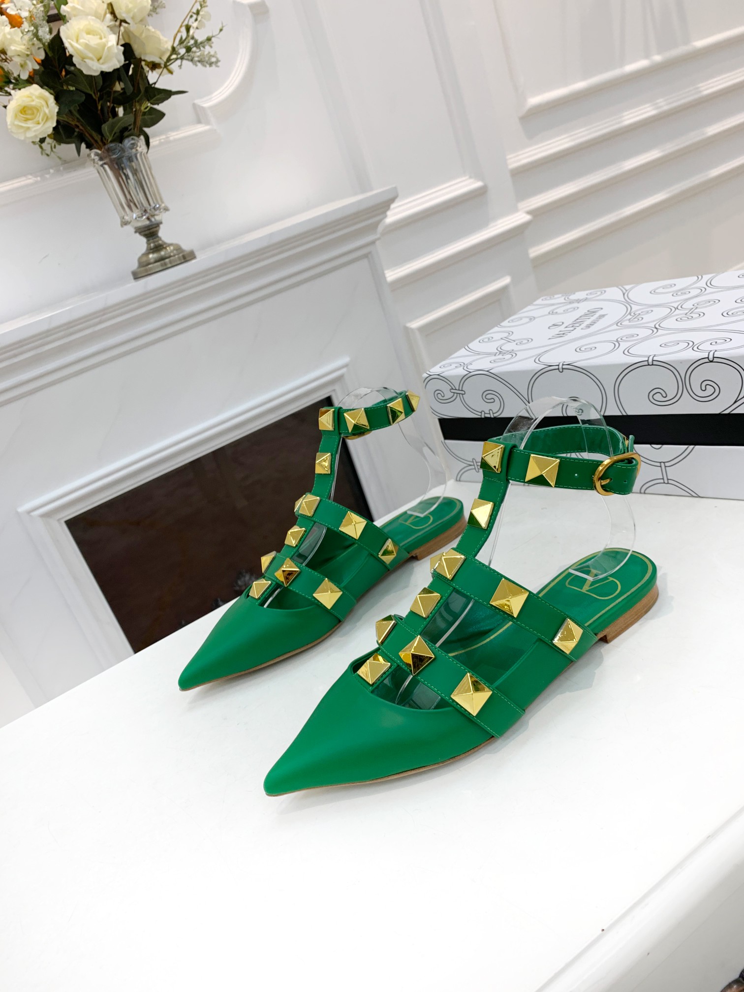 VALENTINO GARAVANI Roman Stud WOMEN 33 - vstockx