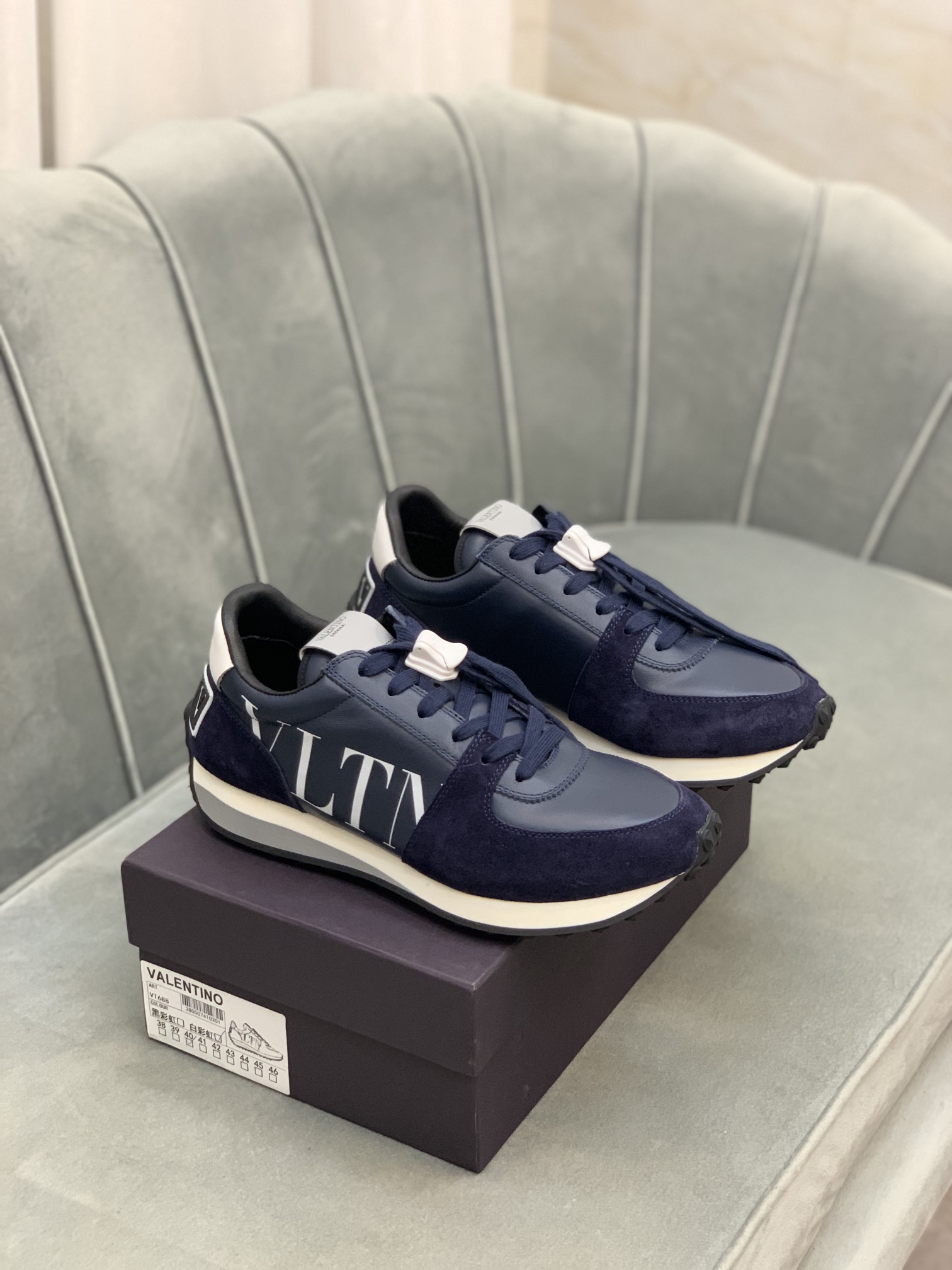 Valentino Garavani Low-top sneakers 2 - vstockx