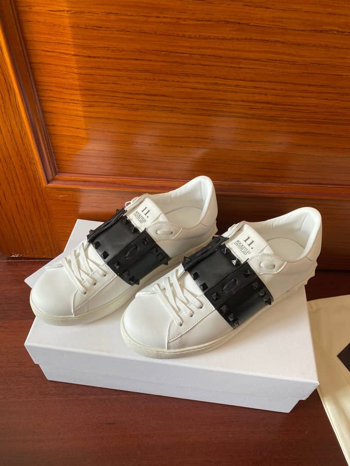 Valentino Rockstud Untitled En Veau Avec Clous Ton Sur Ton Blanc Noir - vstockx