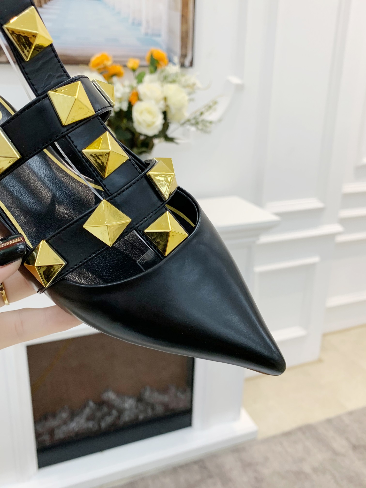 VALENTINO GARAVANI Roman Stud WOMEN 33 - vstockx