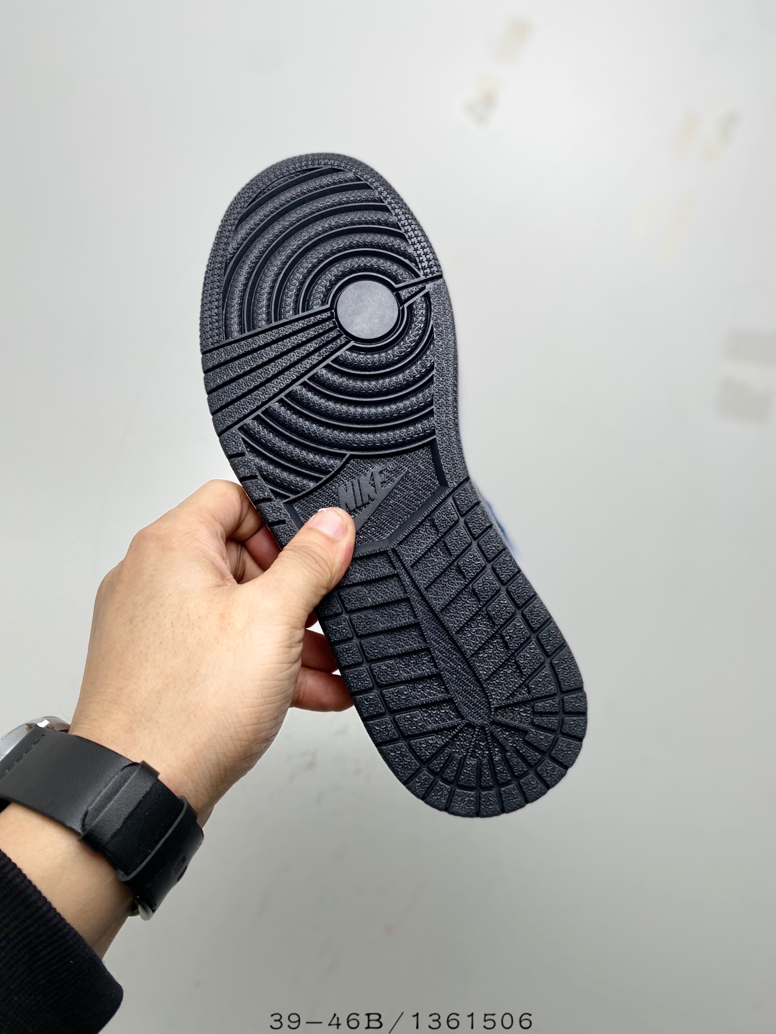 Jordan 1 Mid Signal Blue - vstockx