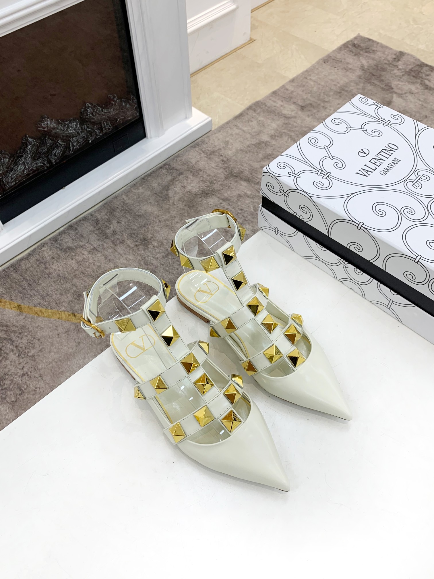 VALENTINO GARAVANI Roman Stud WOMEN 33 - vstockx