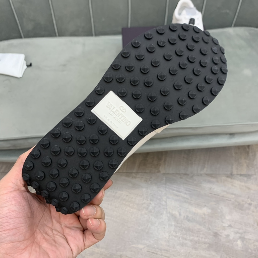 Valentino Garavani Low-top sneakers 3 - vstockx