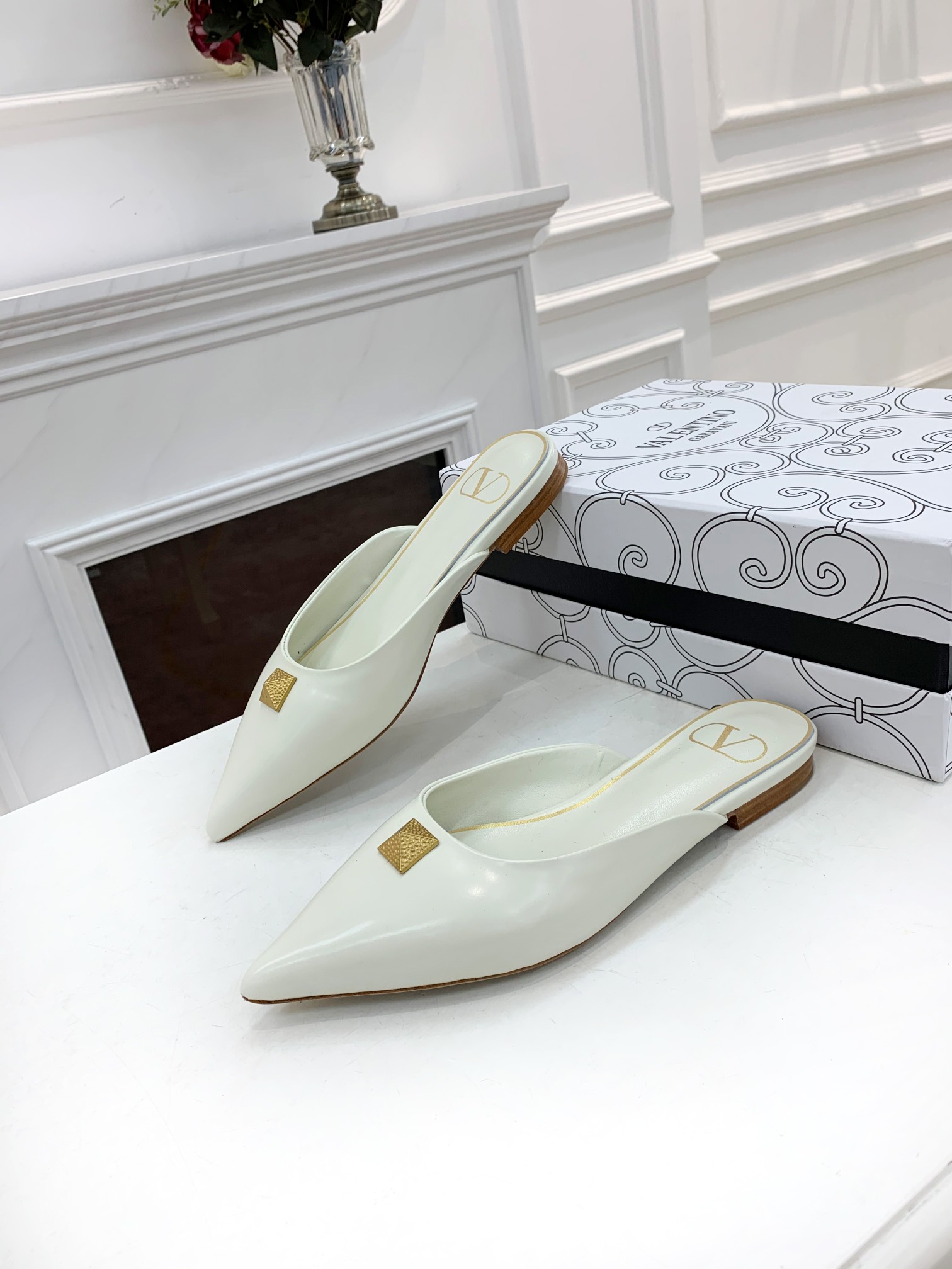 Valentino Garavani Flat sandals Women 11 - vstockx