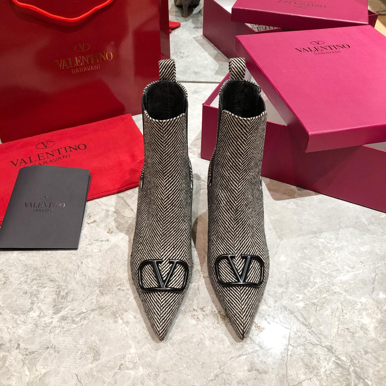 VALENTINO GARAVANI Roman Stud BOOT WOMEN 31 - vstockx