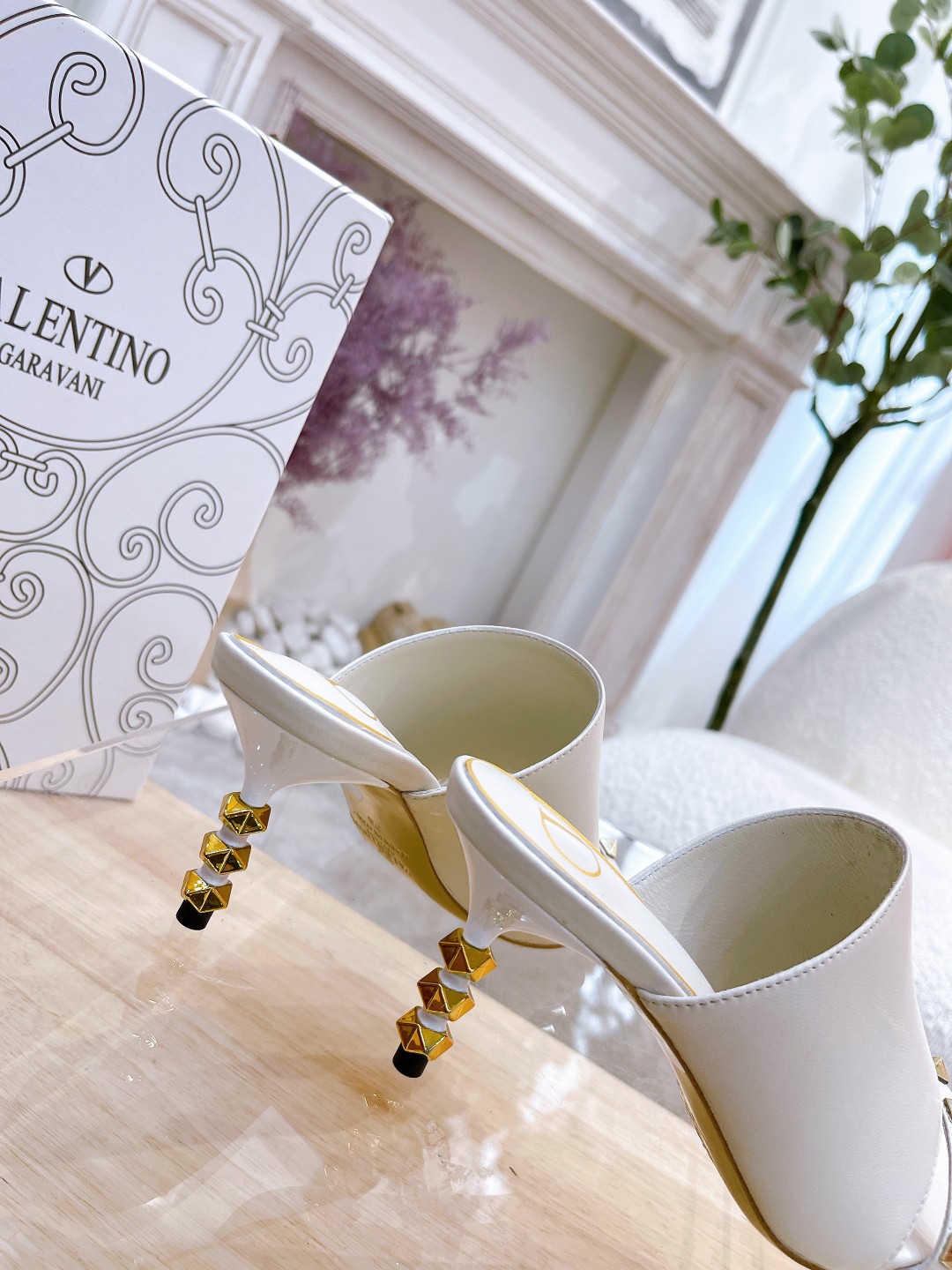 VALENTINO GARAVANI ROMAN STUD WOMEN 11 - vstockx