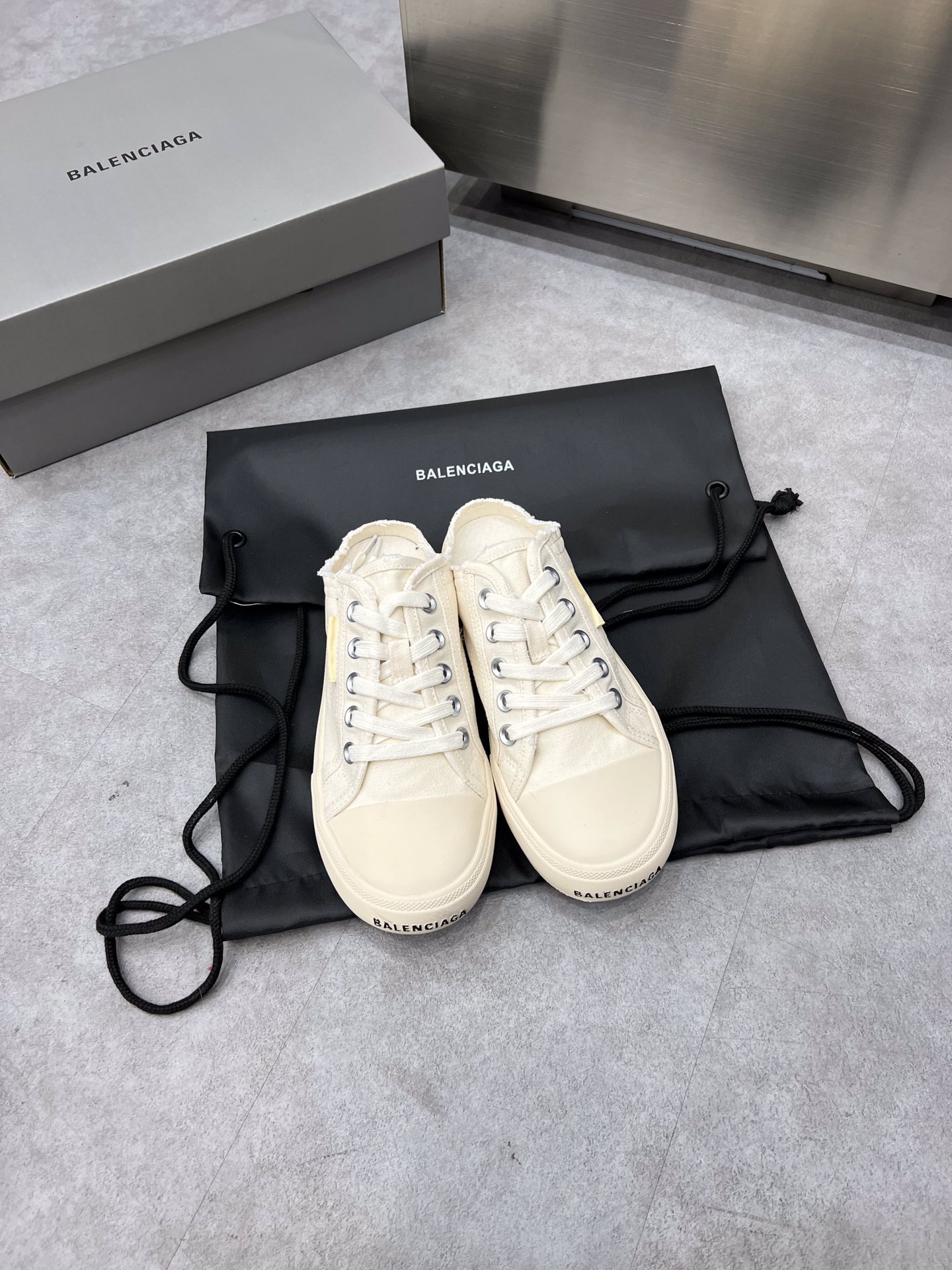 Balenciaga Paris Sneaker 4 - vstockx