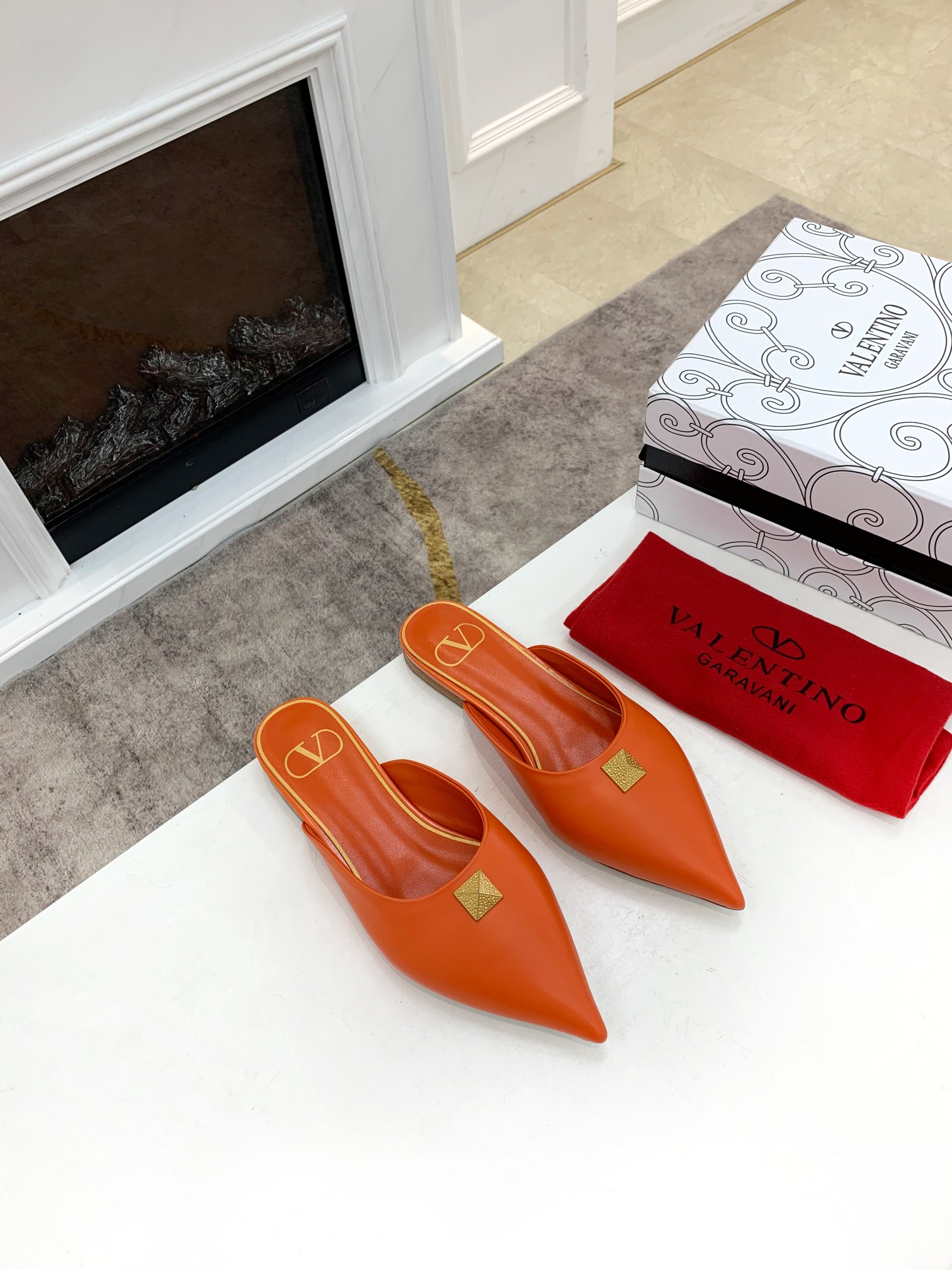 Valentino Garavani Flat sandals Women 18 - vstockx