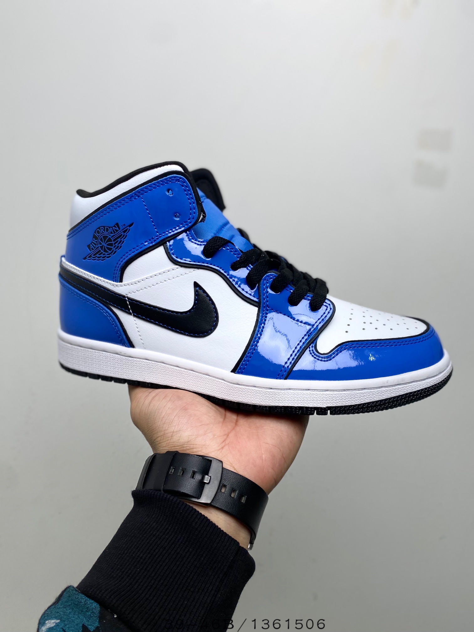 Jordan 1 Mid Signal Blue - vstockx