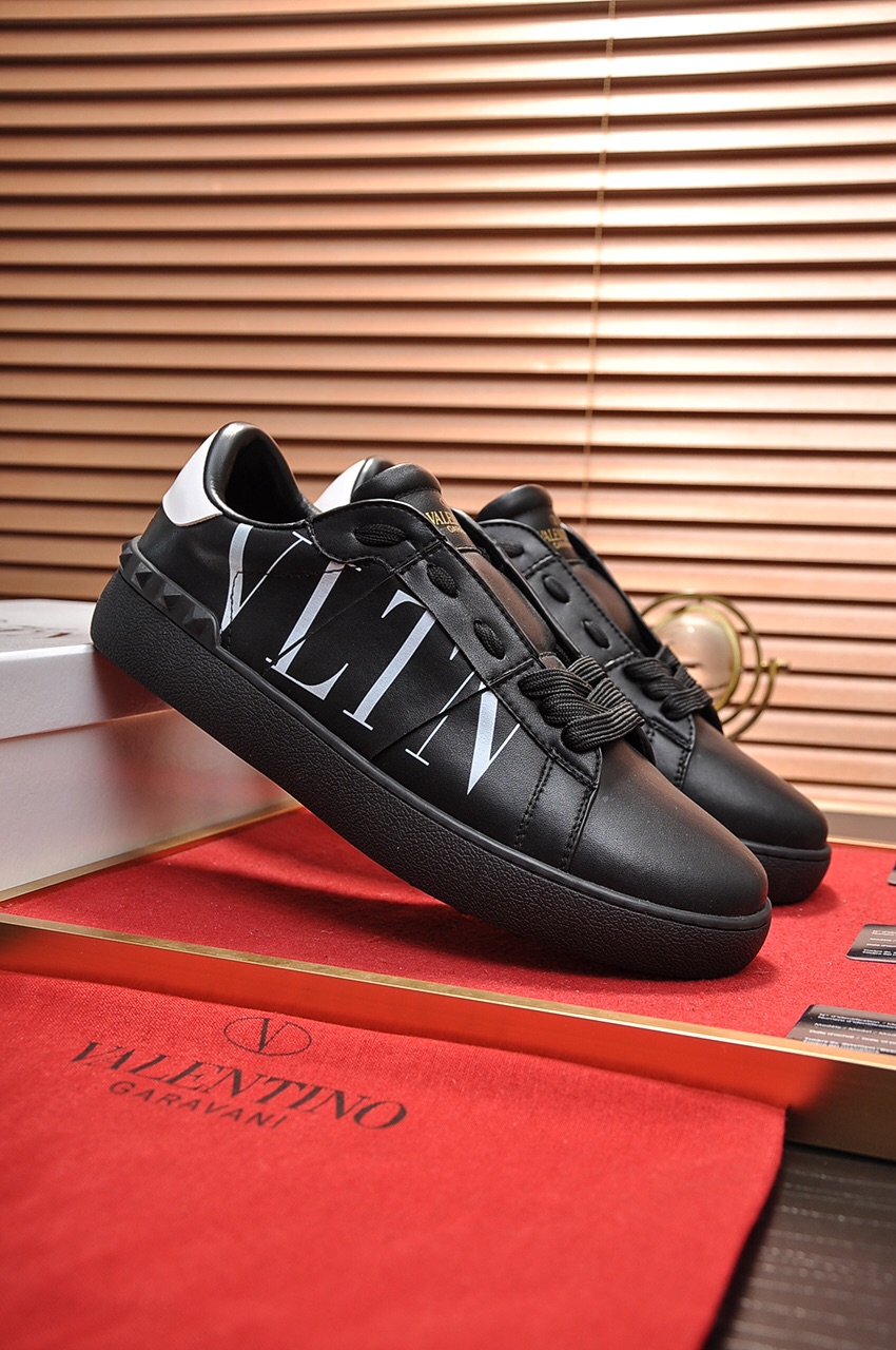 Valentino Garavani Rockstud Untitled calfskin sneaker 21 - vstockx