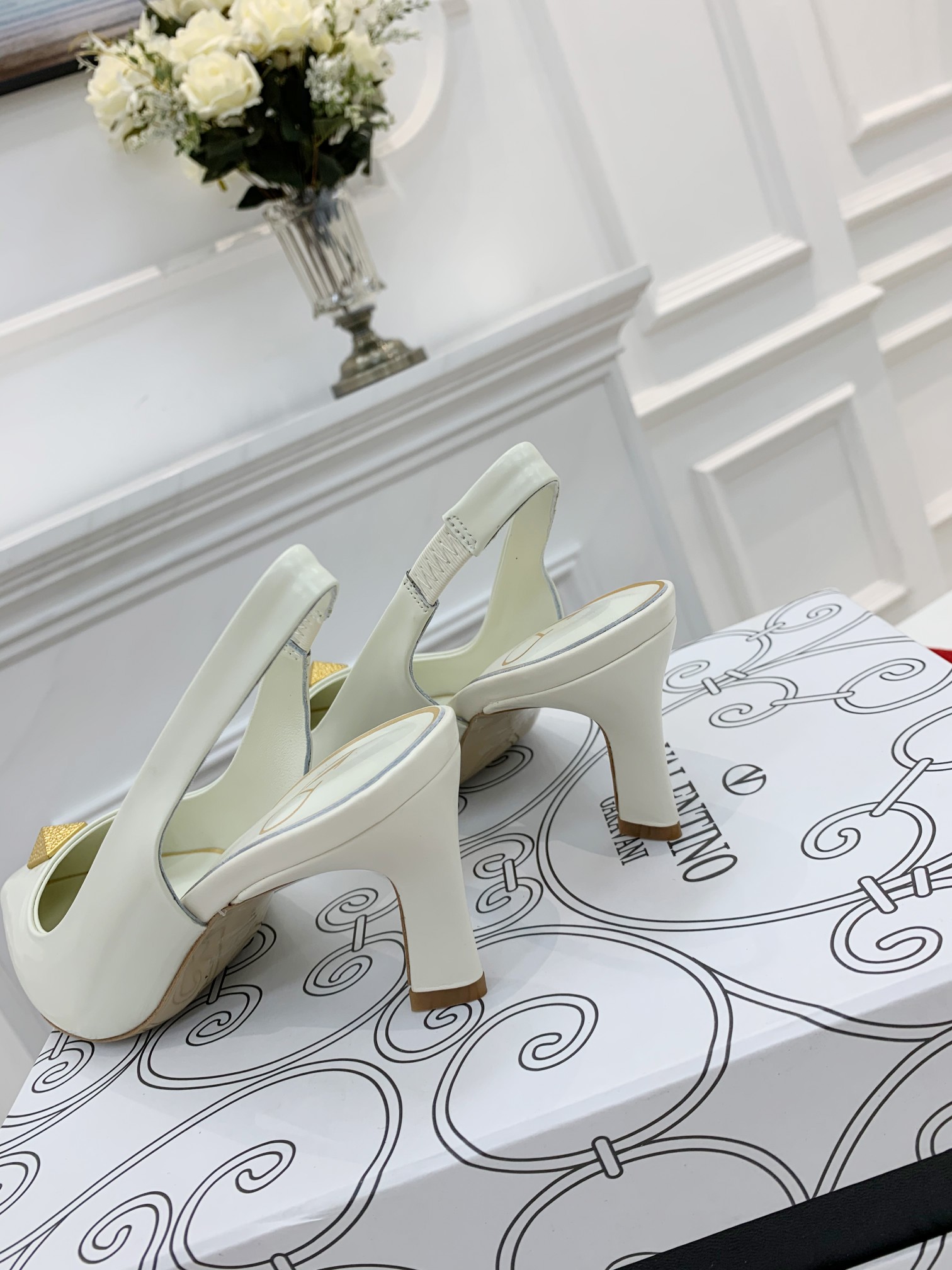 VALENTINO GARAVANI Rockstud WOMEN 37 - vstockx