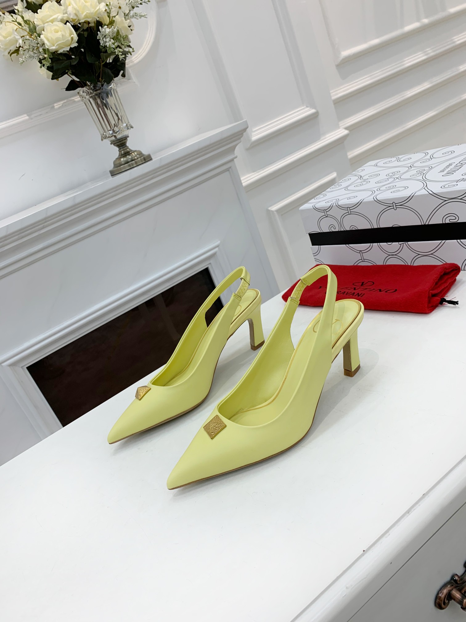 VALENTINO GARAVANI Rockstud WOMEN 37 - vstockx