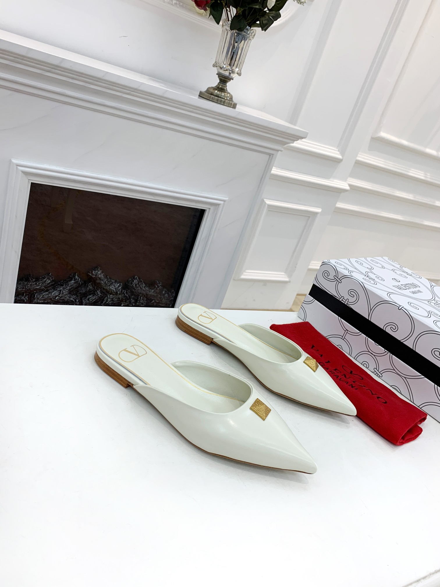 Valentino Garavani Flat sandals Women 11 - vstockx