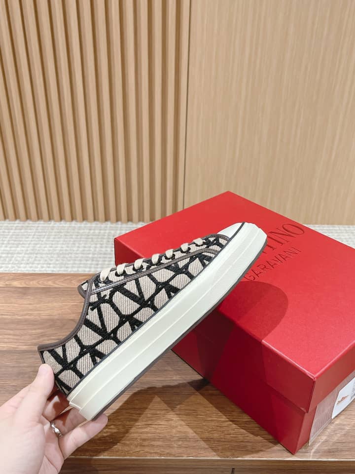 Valentino Garavani Totaloop low-top sneaker in Toile Iconographe fabric with leather details BEIGE BLACK - vstockx