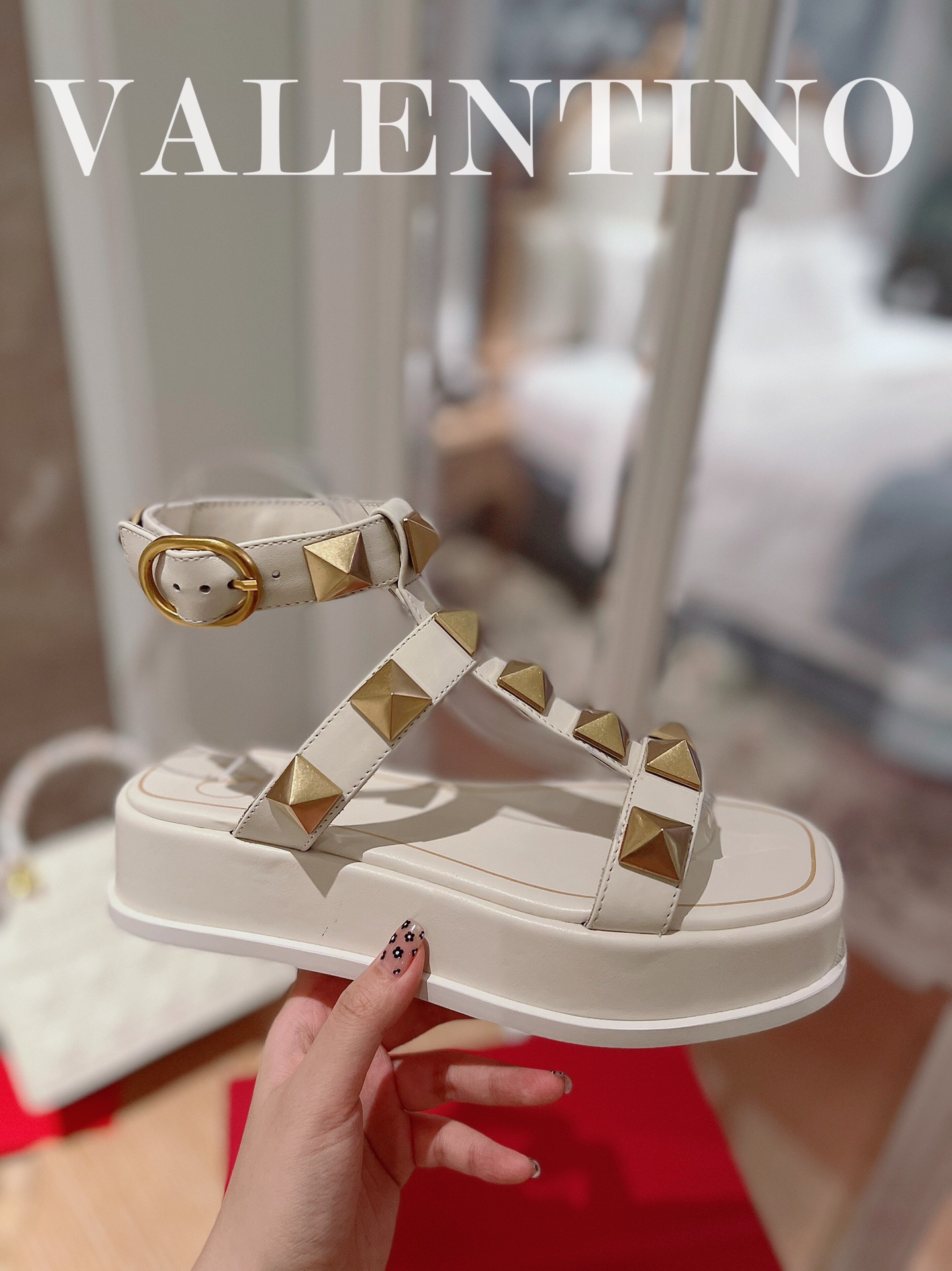VALENTINO GARAVANI Roman Stud WOMEN 1 - vstockx