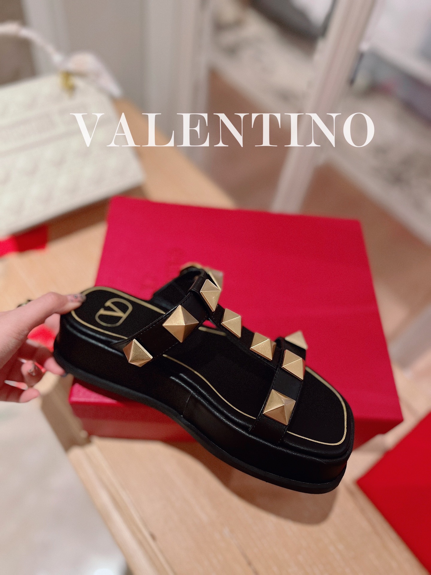VALENTINO GARAVANI Roman Stud WOMEN 1 - vstockx