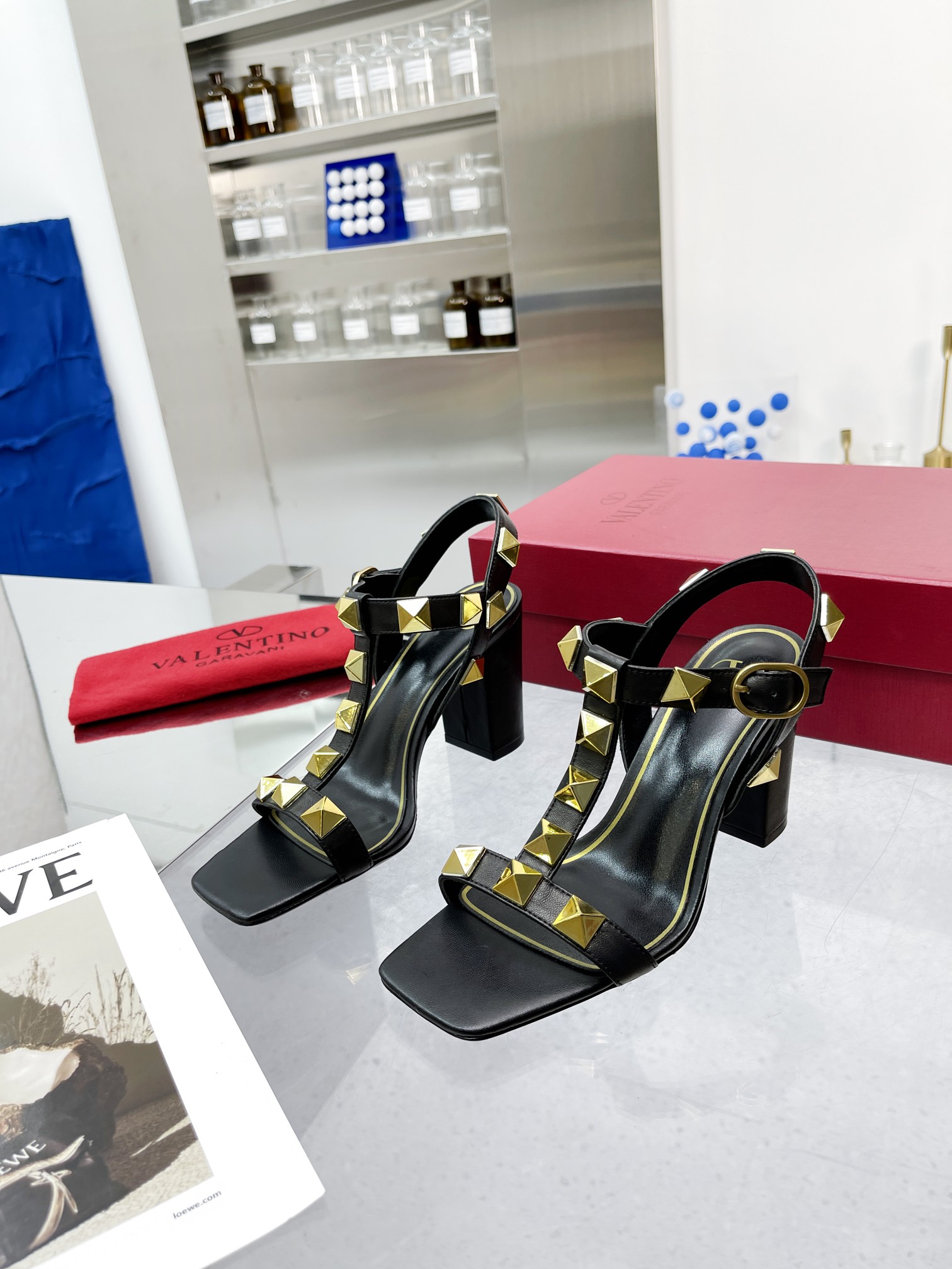 VALENTINO GARAVANI Roman Stud WOMEN 14 - vstockx