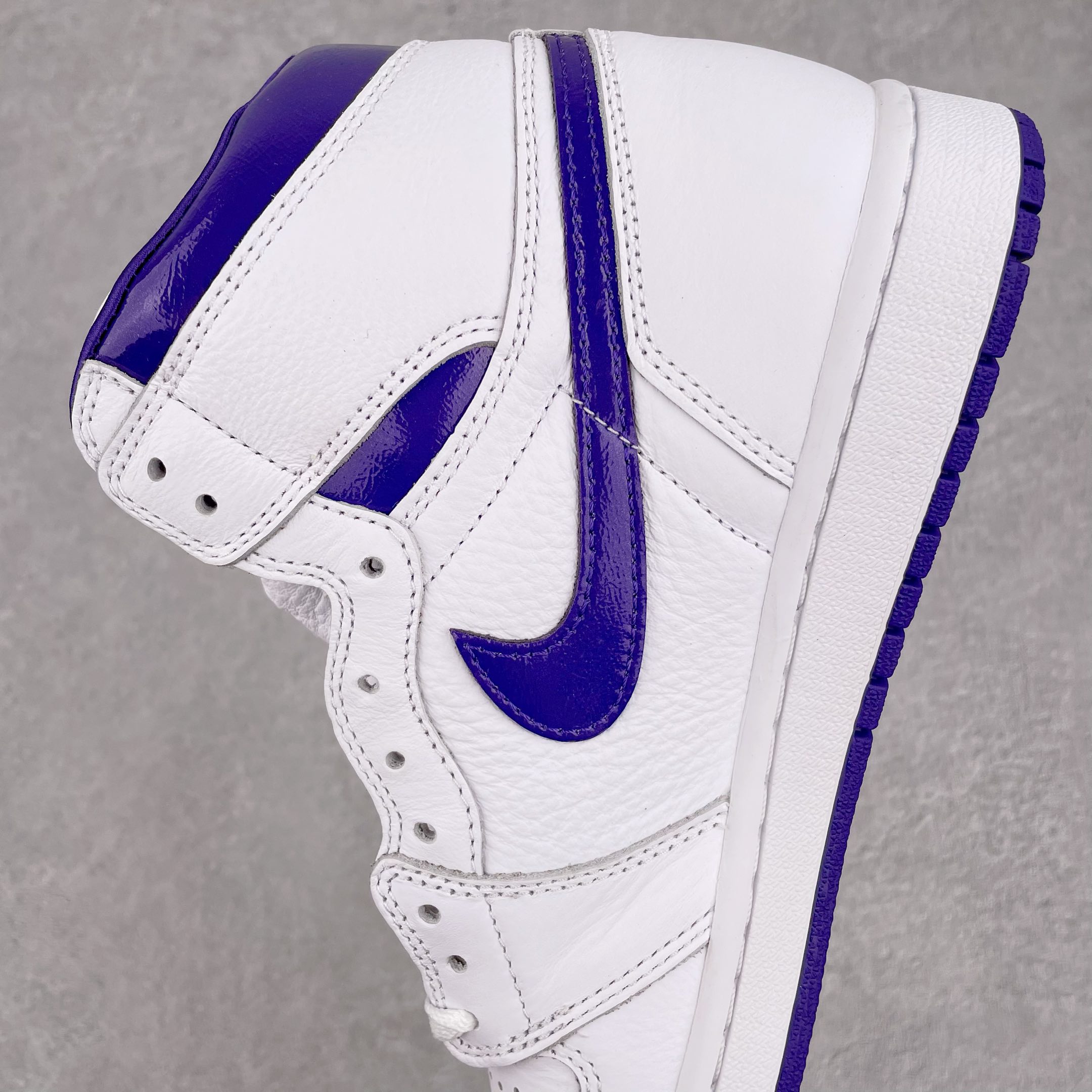 Jordan 1 Retro High Court Purple (W) - vstockx