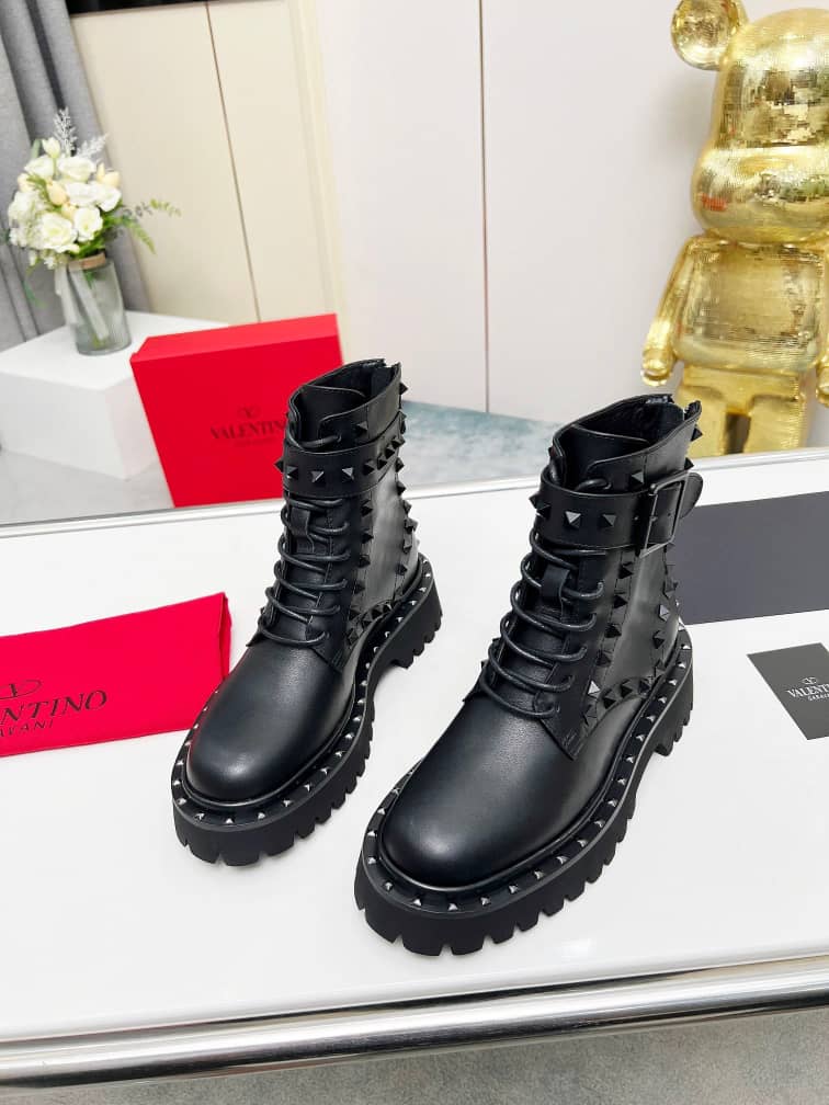 Valentino Garavani Rockstud combat boot in calfskin - vstockx