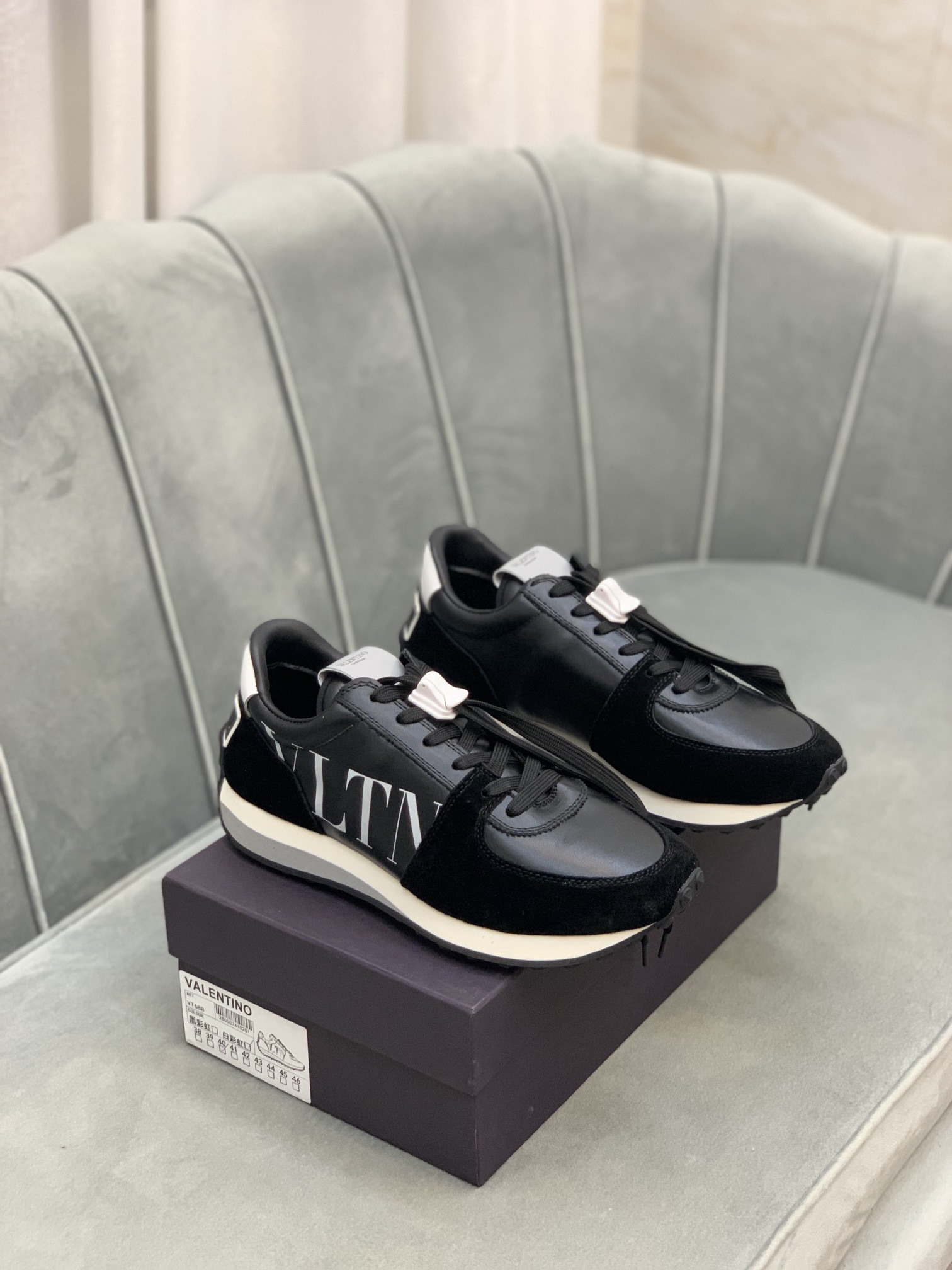 Valentino Garavani Low-top sneakers 1 - vstockx