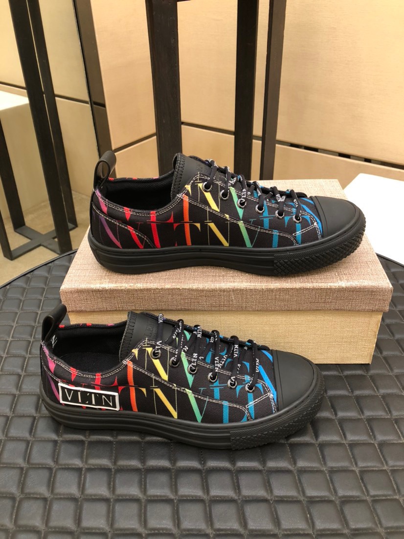 Valentino Garavani Giggies VLTN TIMES low-top sneakers 1 - vstockx