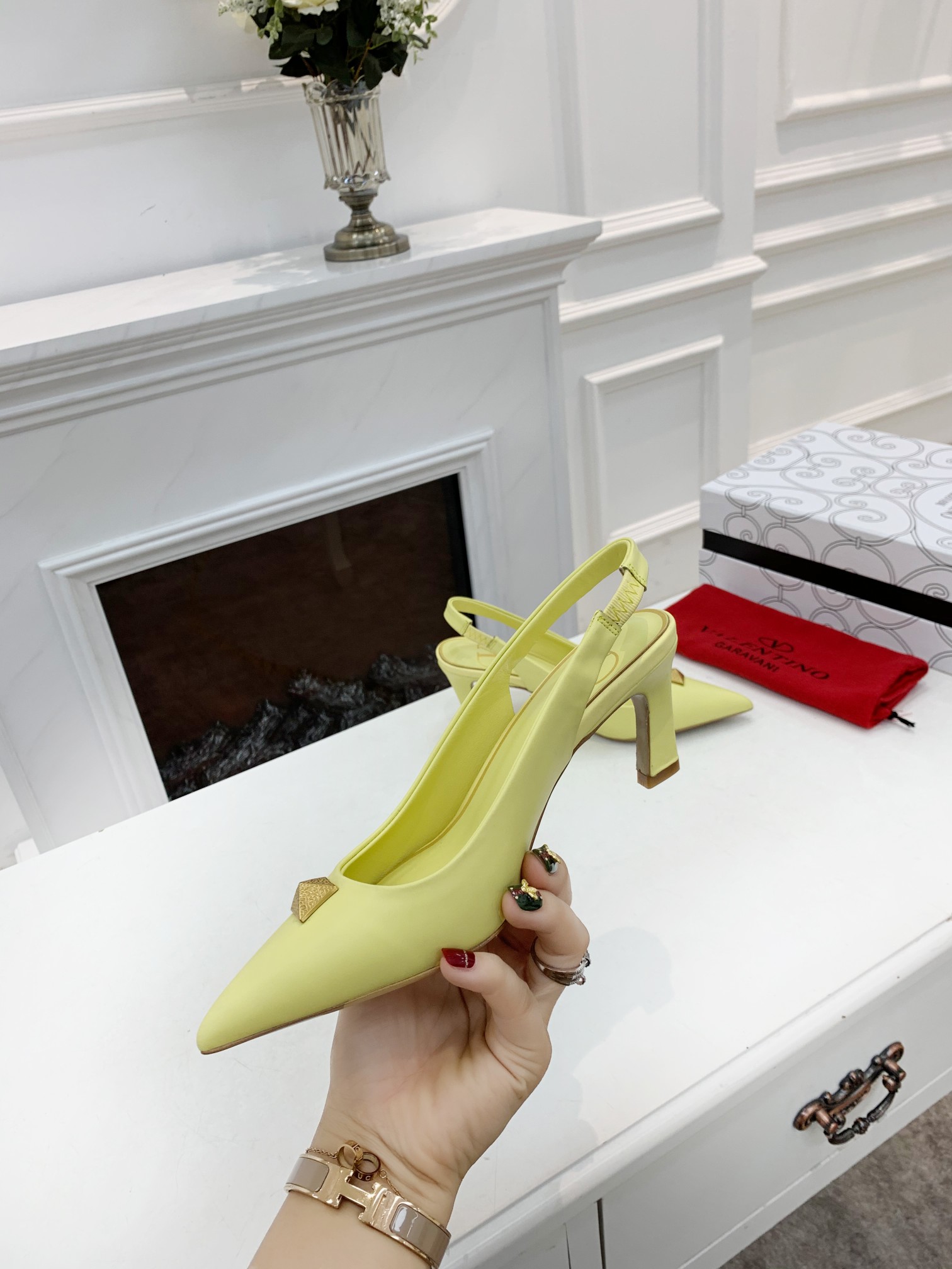 VALENTINO GARAVANI Rockstud WOMEN 37 - vstockx