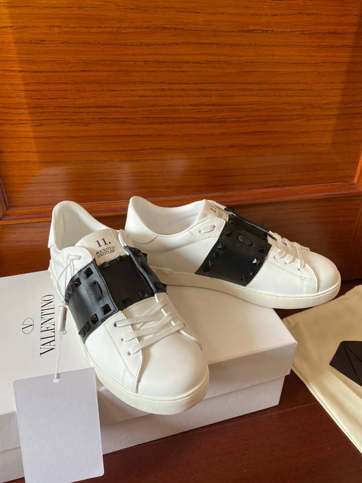 Valentino Rockstud Untitled En Veau Avec Clous Ton Sur Ton Blanc Noir - vstockx