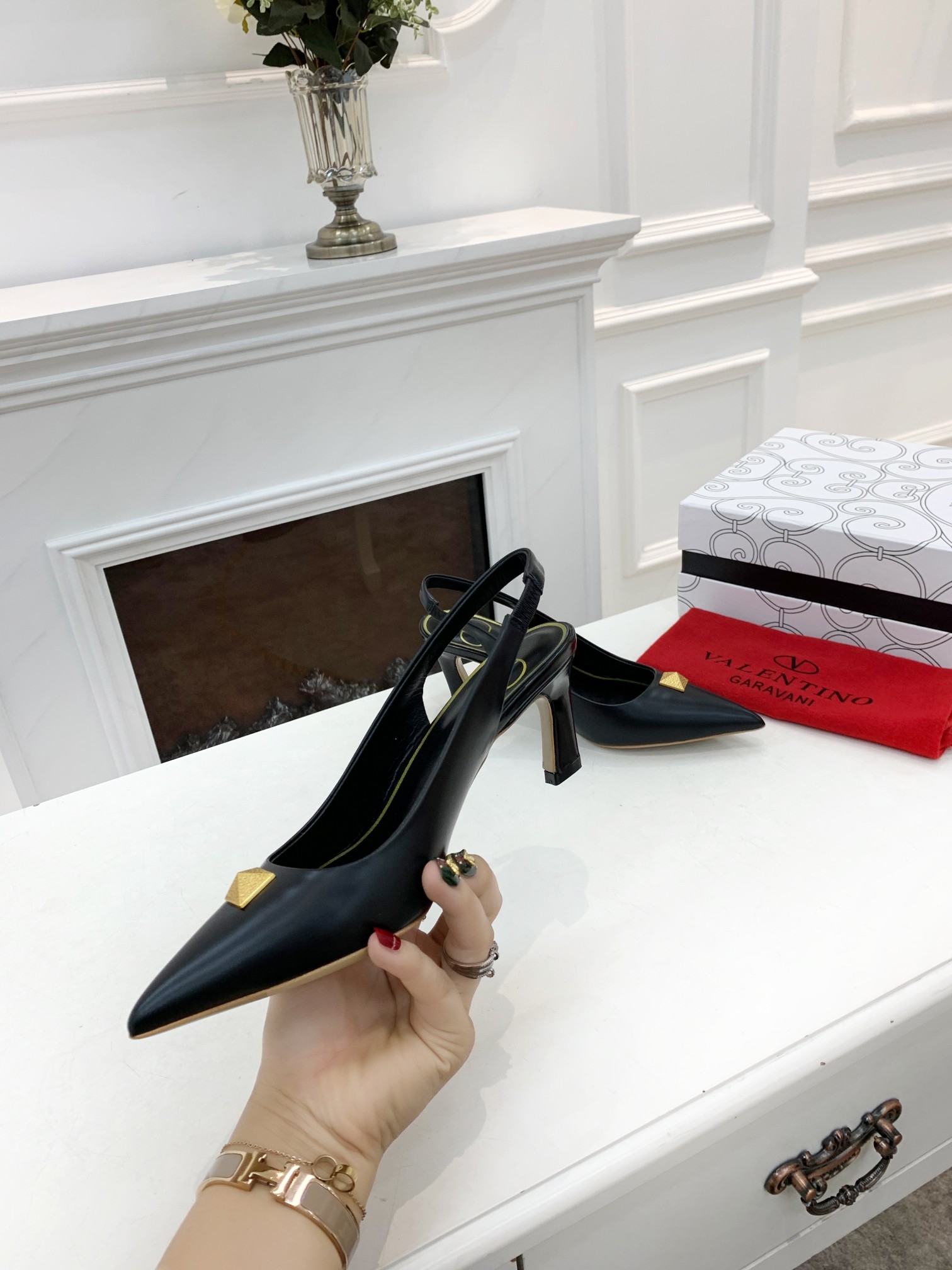 VALENTINO GARAVANI Rockstud WOMEN 37 - vstockx