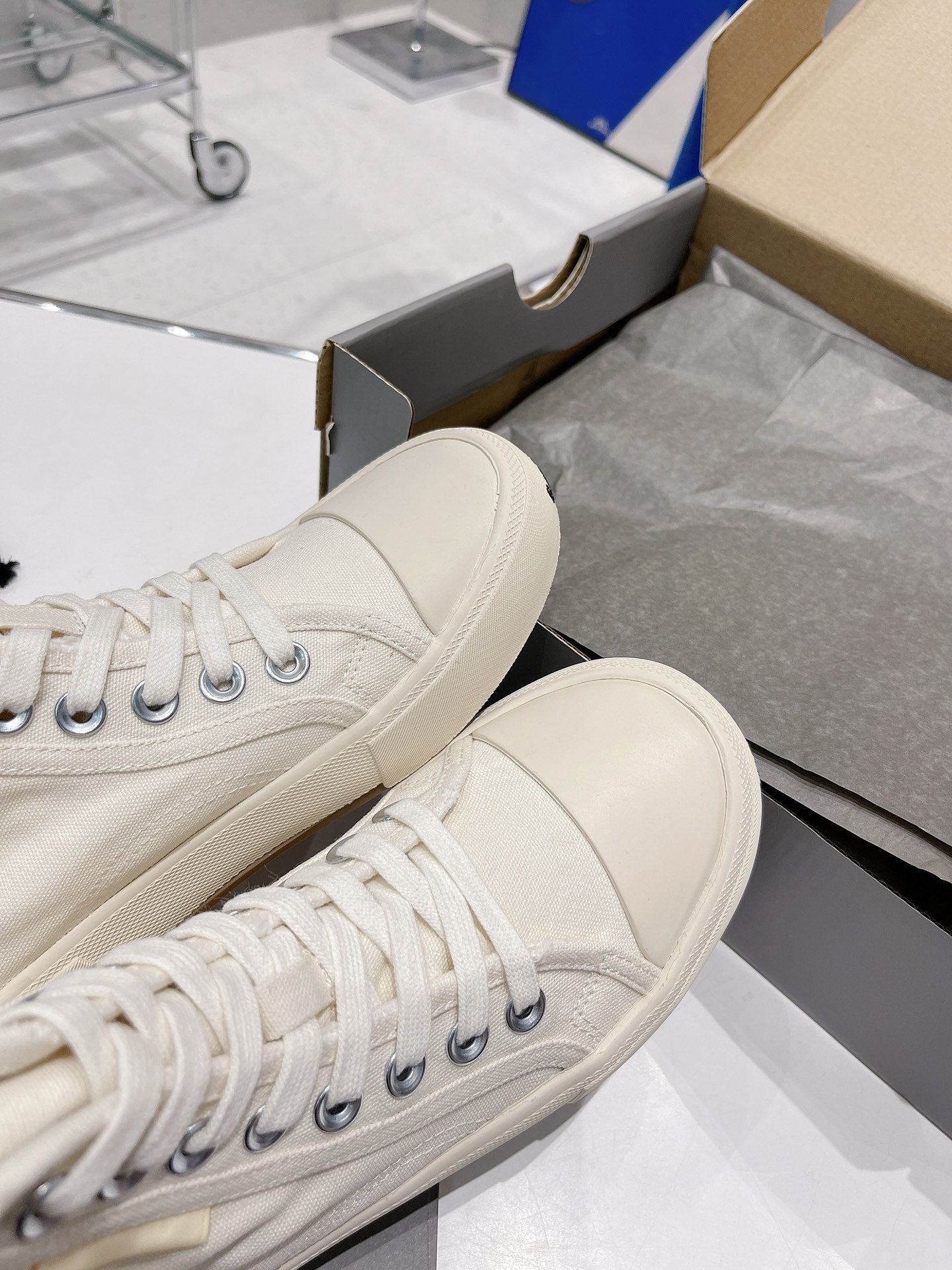 Balenciaga Paris Sneaker 3 - vstockx