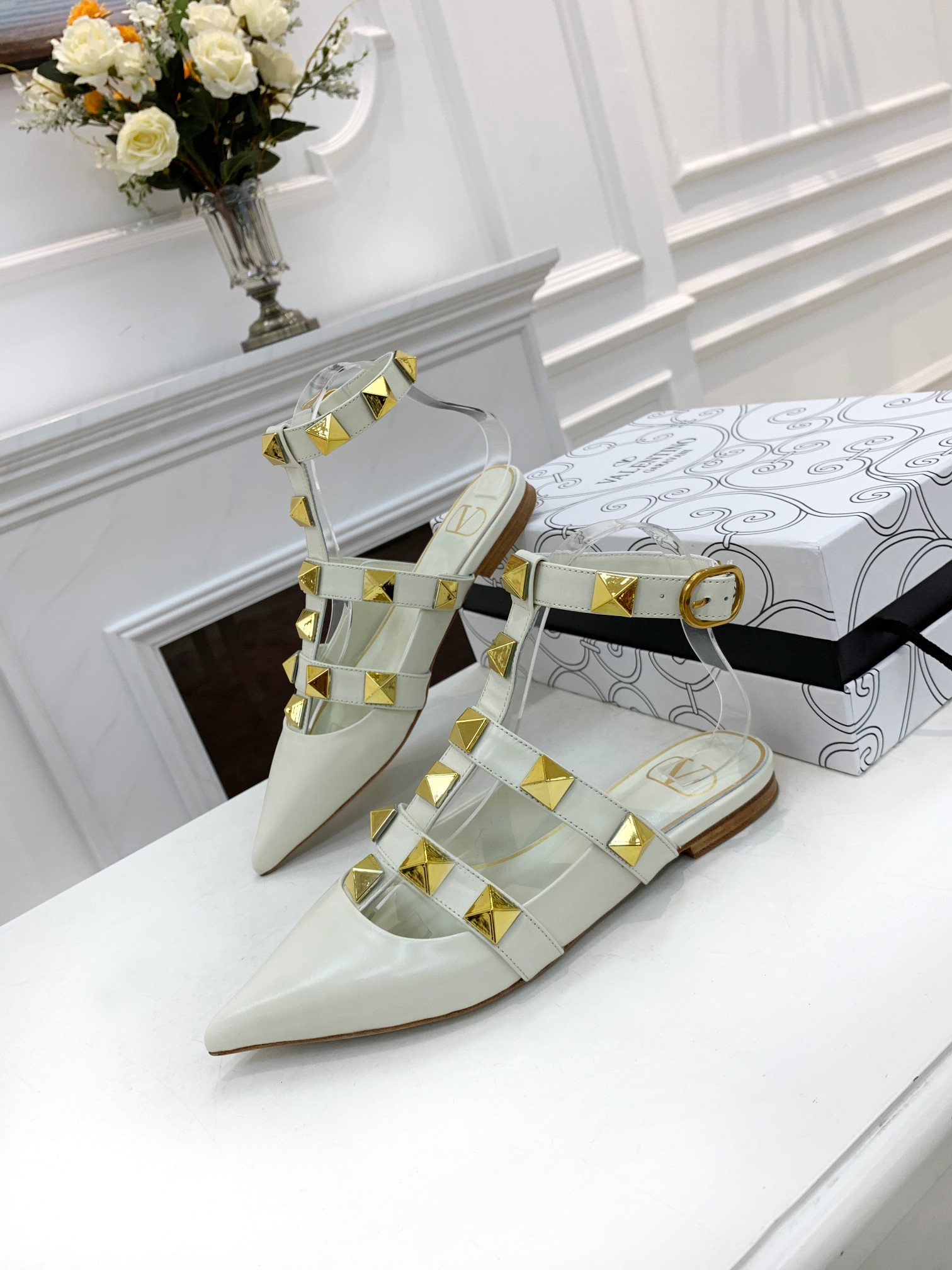 VALENTINO GARAVANI Roman Stud WOMEN 33 - vstockx