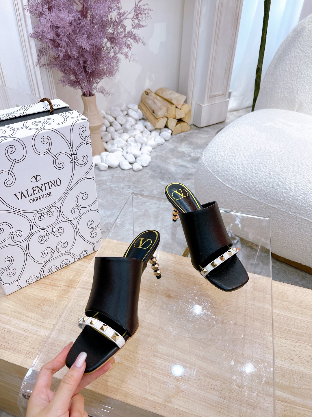 VALENTINO GARAVANI ROMAN STUD WOMEN 11 - vstockx